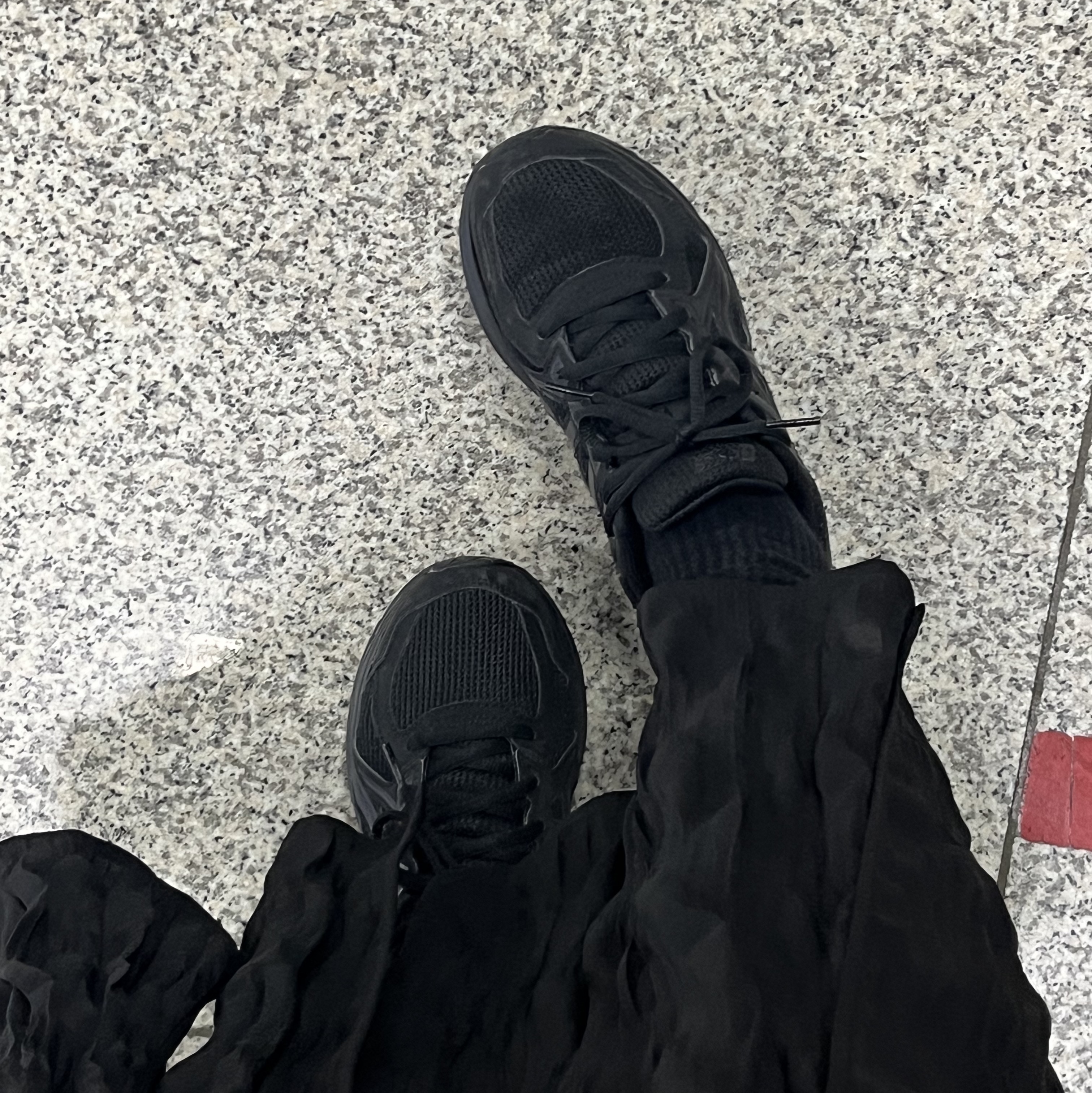 Asics Jog 100 2 Black 착용 스타일 - 1