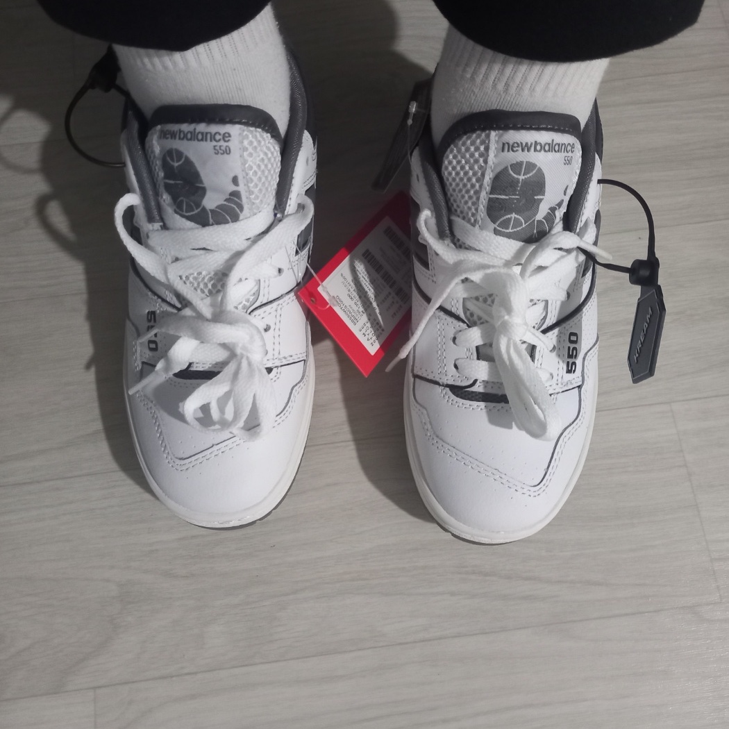 New Balance 550 White Grey Dark Grey - 2E Wide 착용 스타일