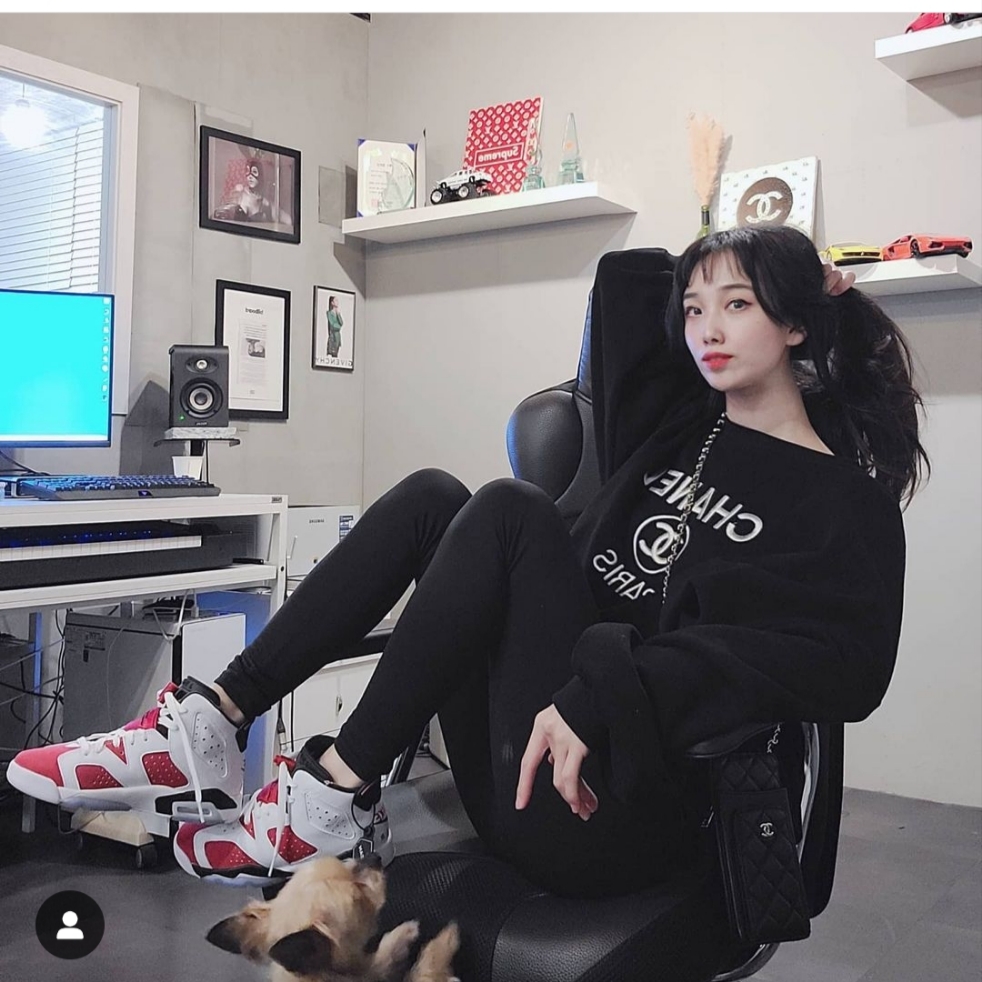 (GS) Jordan 6 Retro Carmine 2021, Versace Greca Border Long Underwear Black 착용 스타일