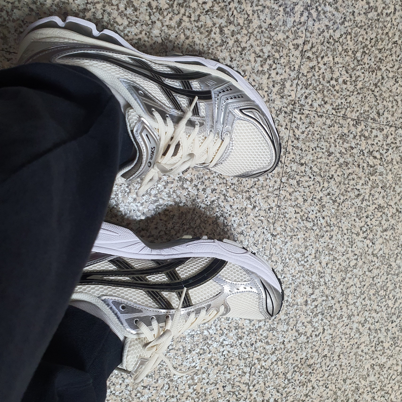 Asics Gel-Kayano 14 Cream Black 착용 스타일 - 1
