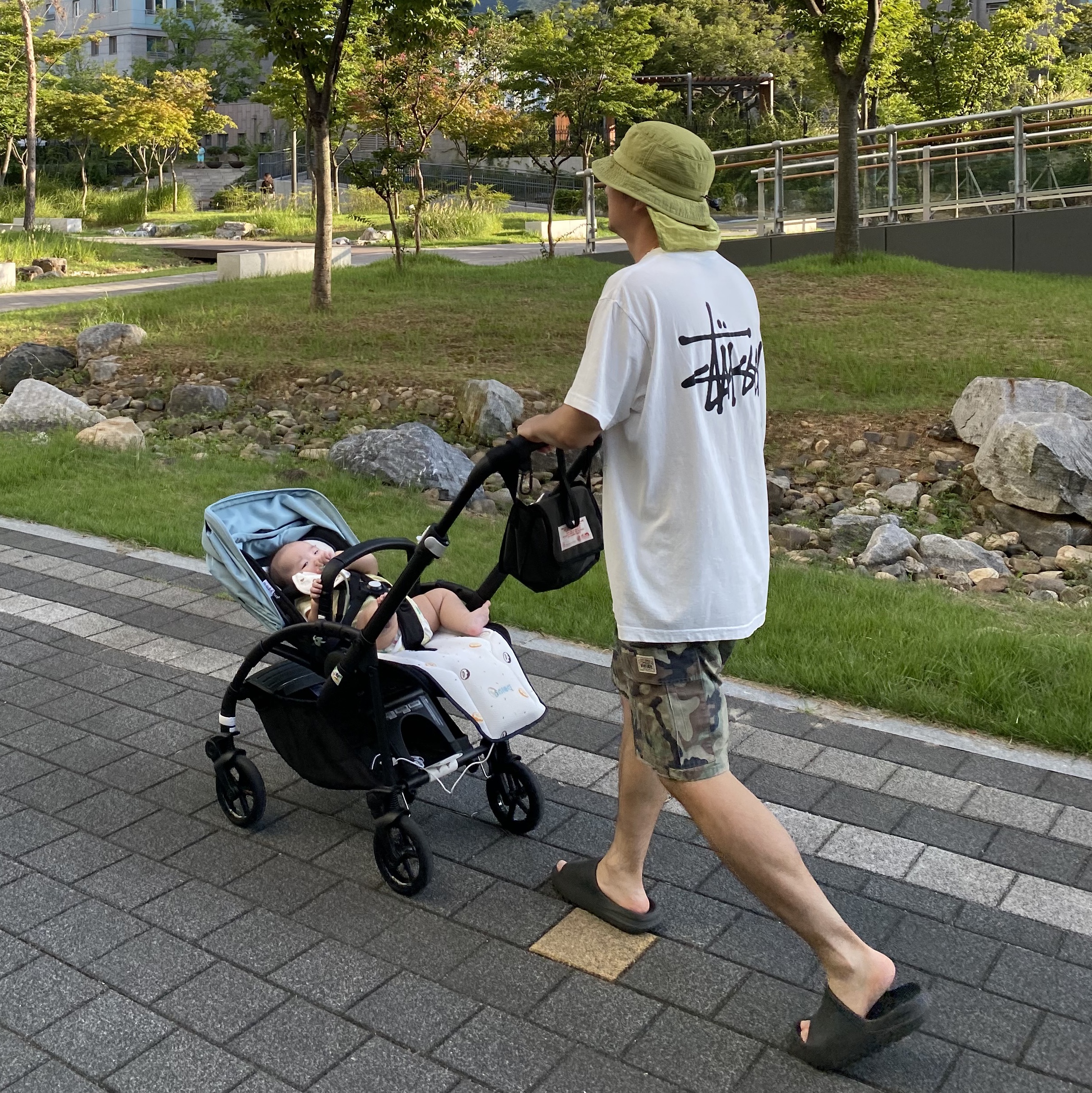 Stussy Basic Stussy T-Shirt White 2023, Stussy Ripstop Cargo Beach Shorts Camo 착용 스타일