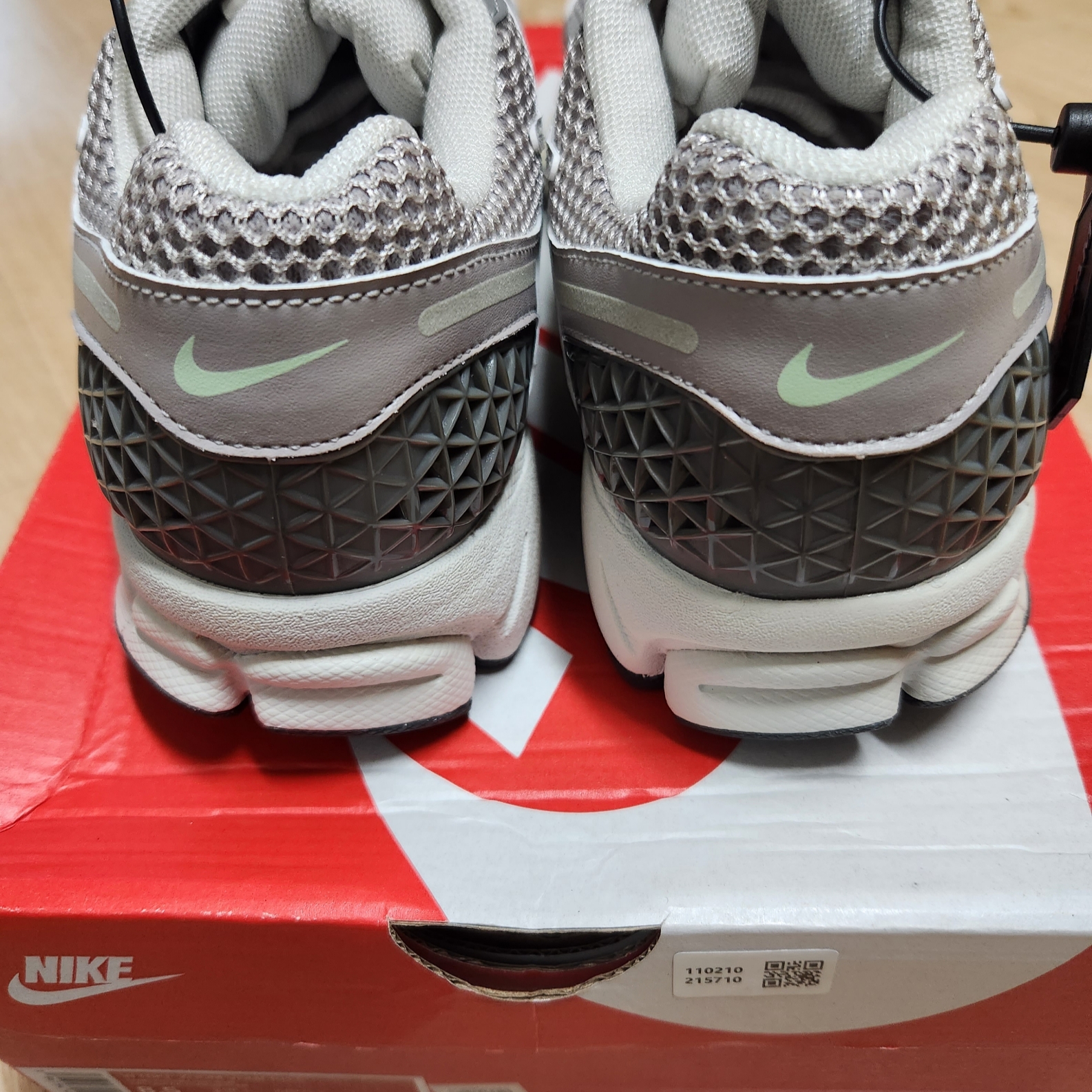 (W) Nike Zoom Vomero 5 Cobblestone and Flat Pewter 착용 스타일 - 3