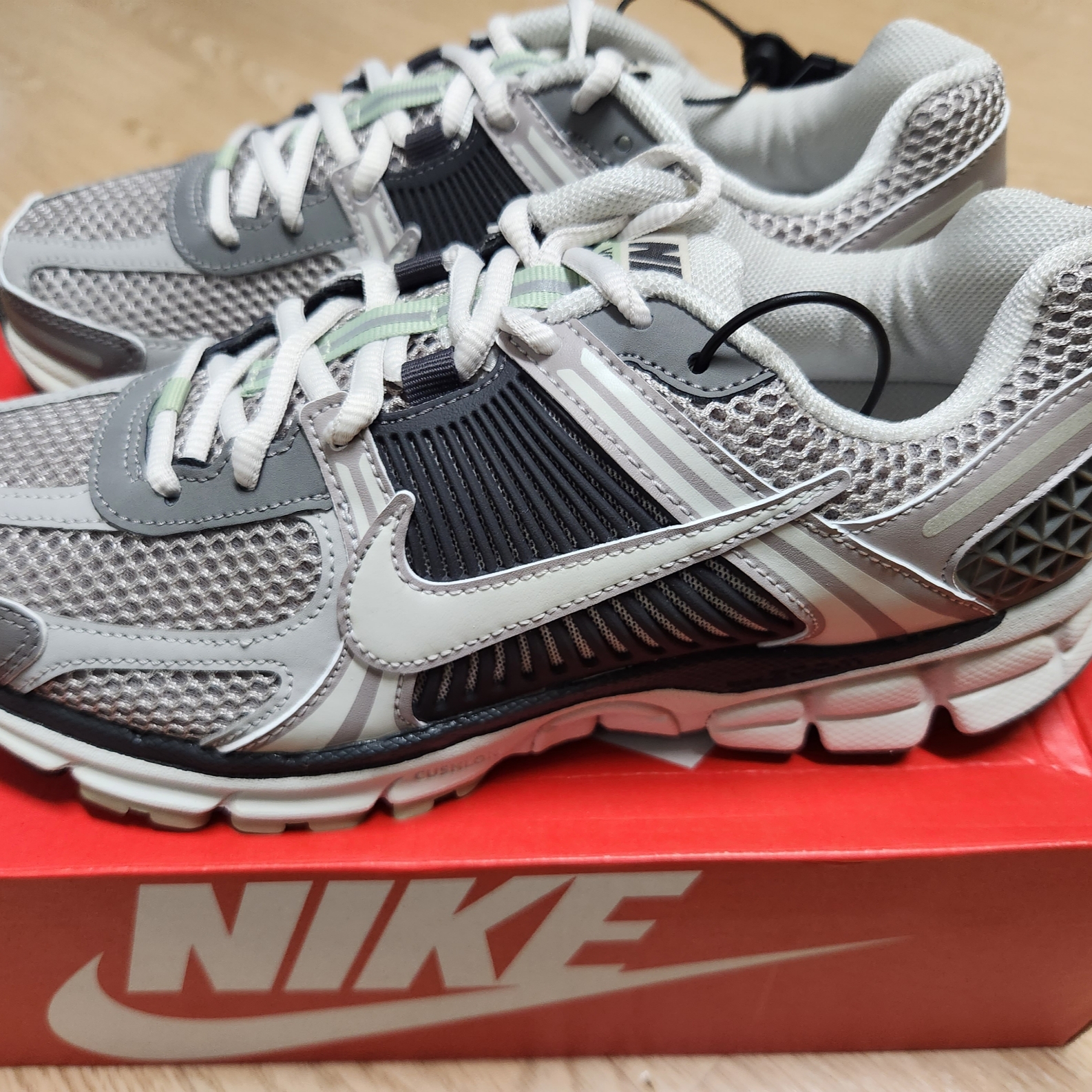 (W) Nike Zoom Vomero 5 Cobblestone and Flat Pewter 착용 스타일 - 1