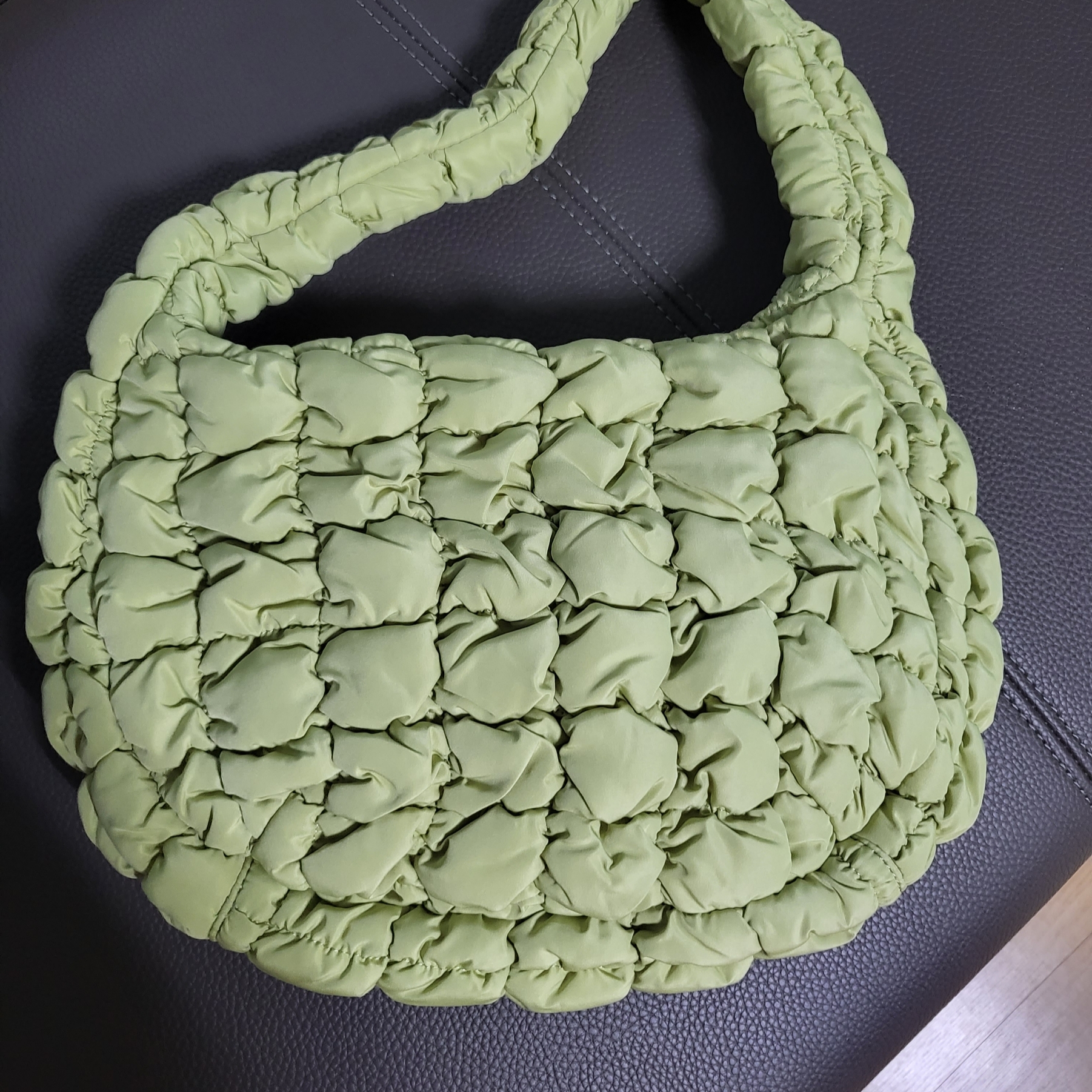 COS Quilted Mini Bag Light Green 착용 스타일