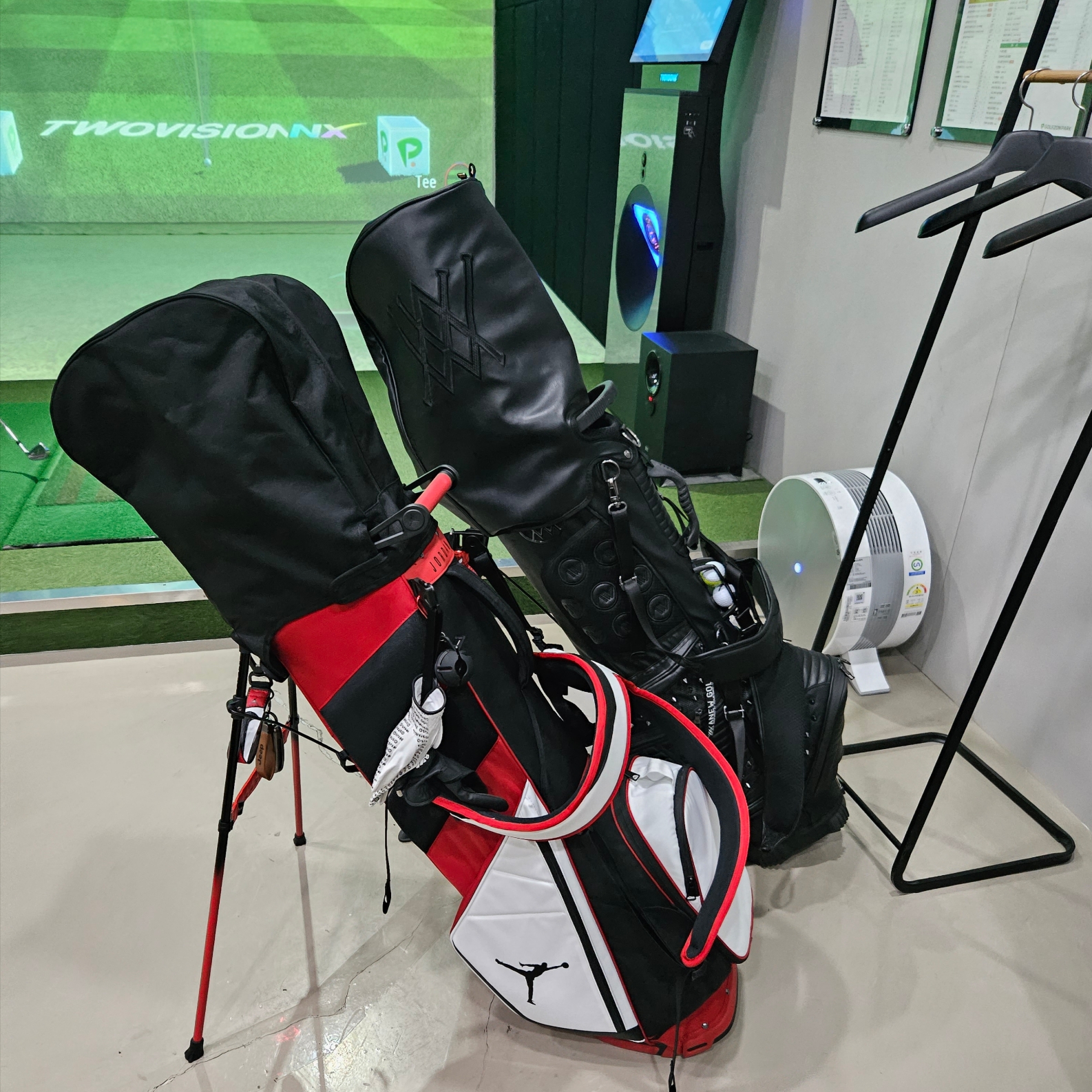Jordan Fade Away Golf Bag White Varsity Red 착용 스타일