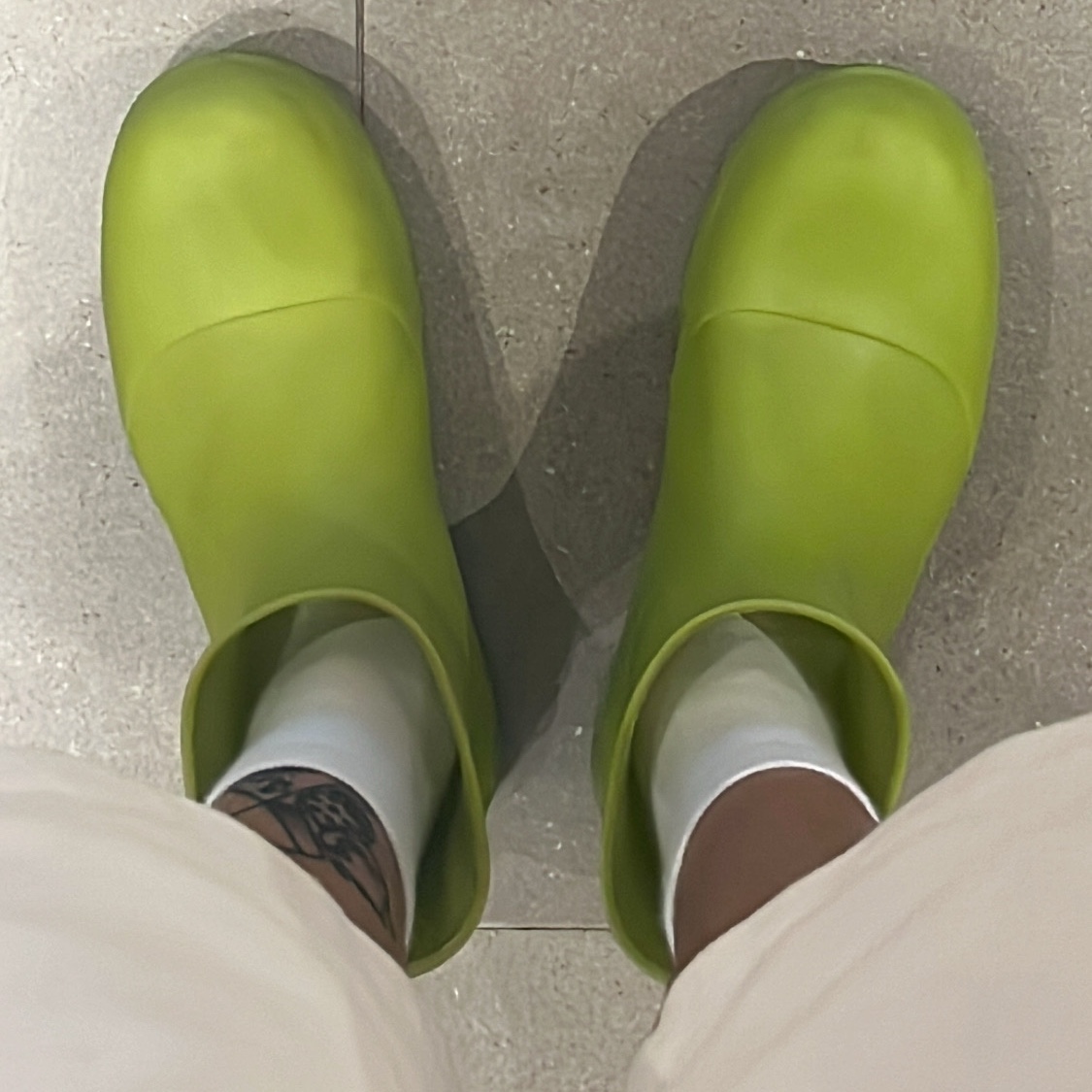 Bottega Veneta Puddle Ankle Boots Kiwi 착용 스타일 - 1
