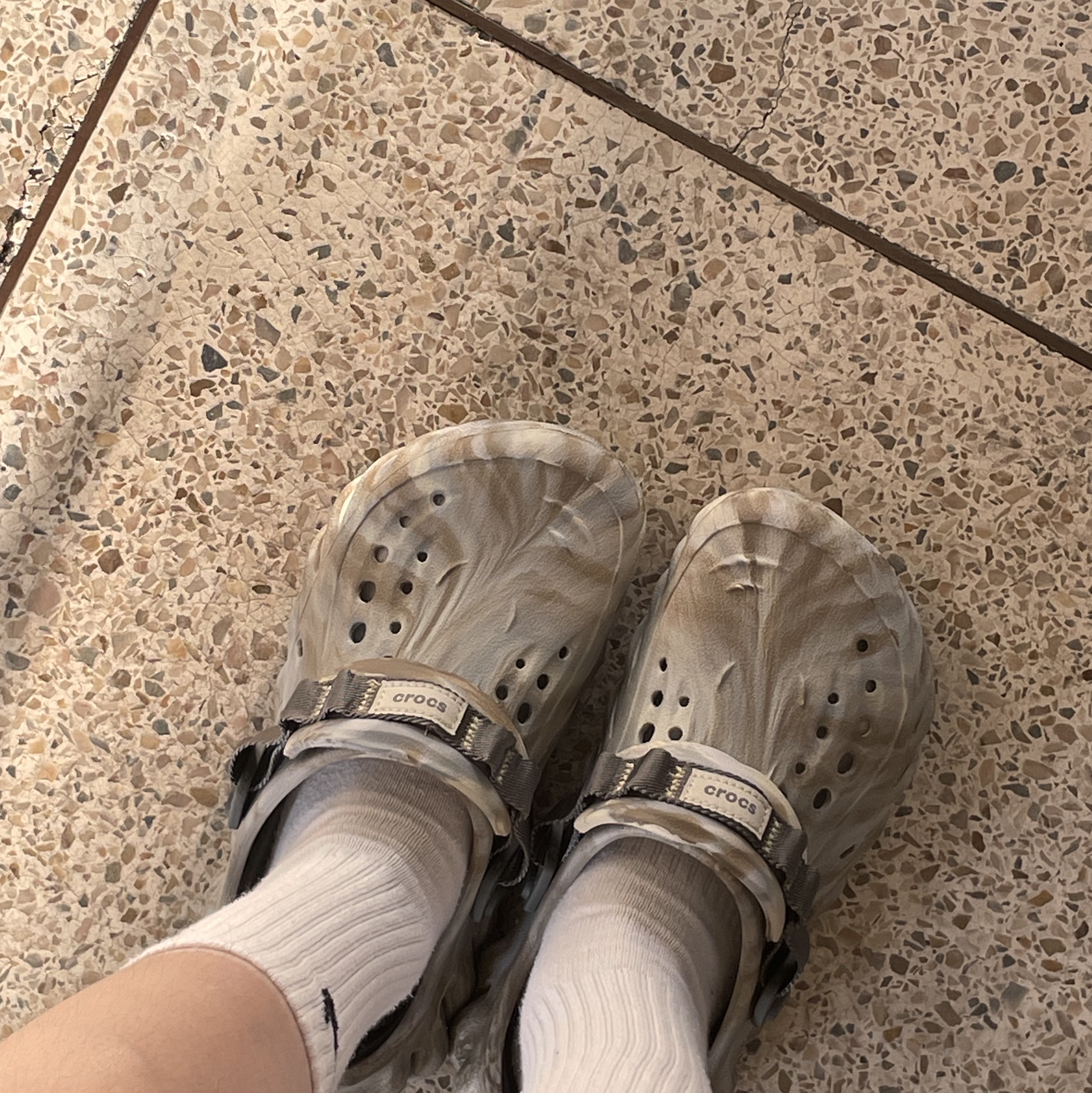 Crocs Echo Marbled Clog Bone Multi 착용 스타일 - 1