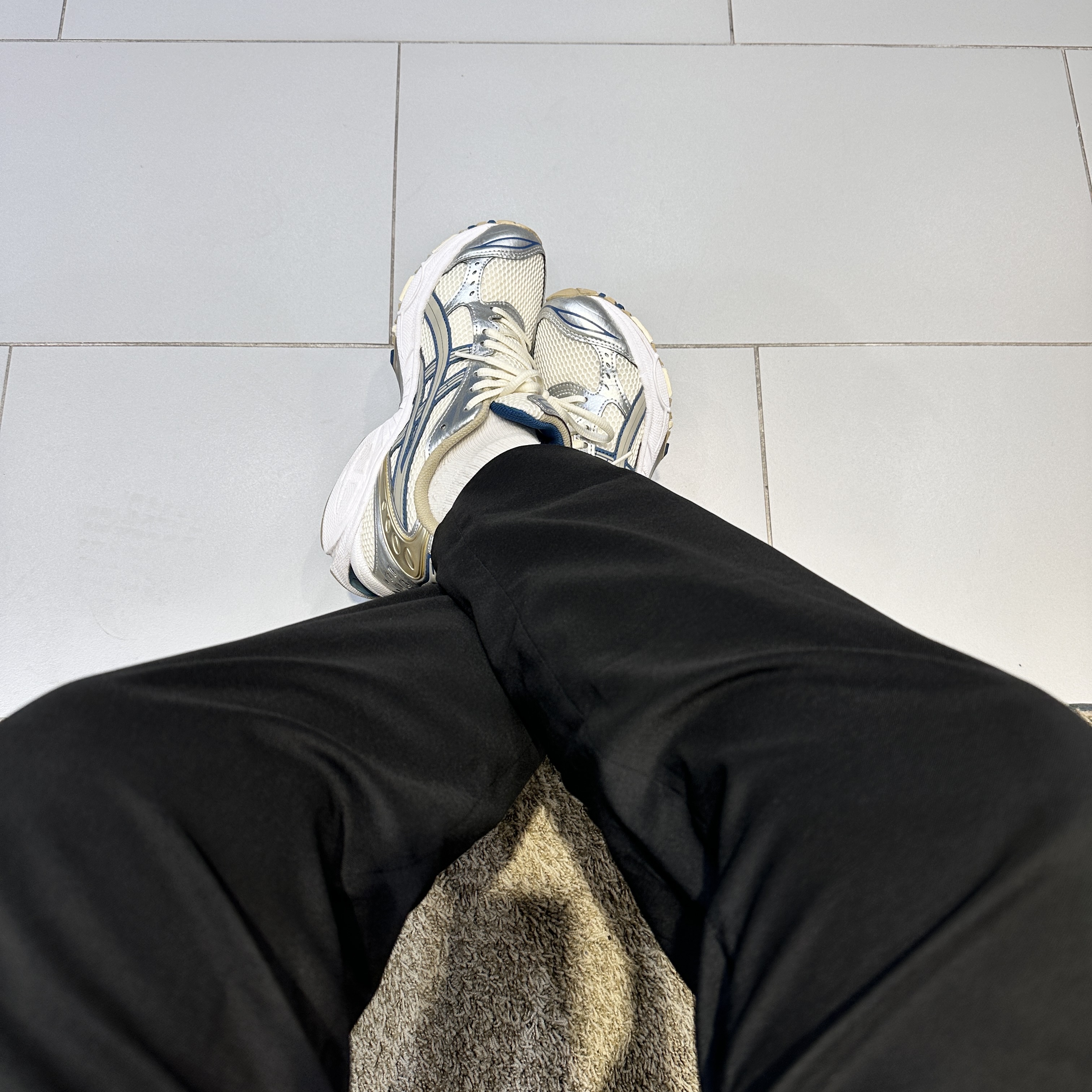 Asics Gel-Kayano 14 Cream Pure Silver 착용 스타일 - 2