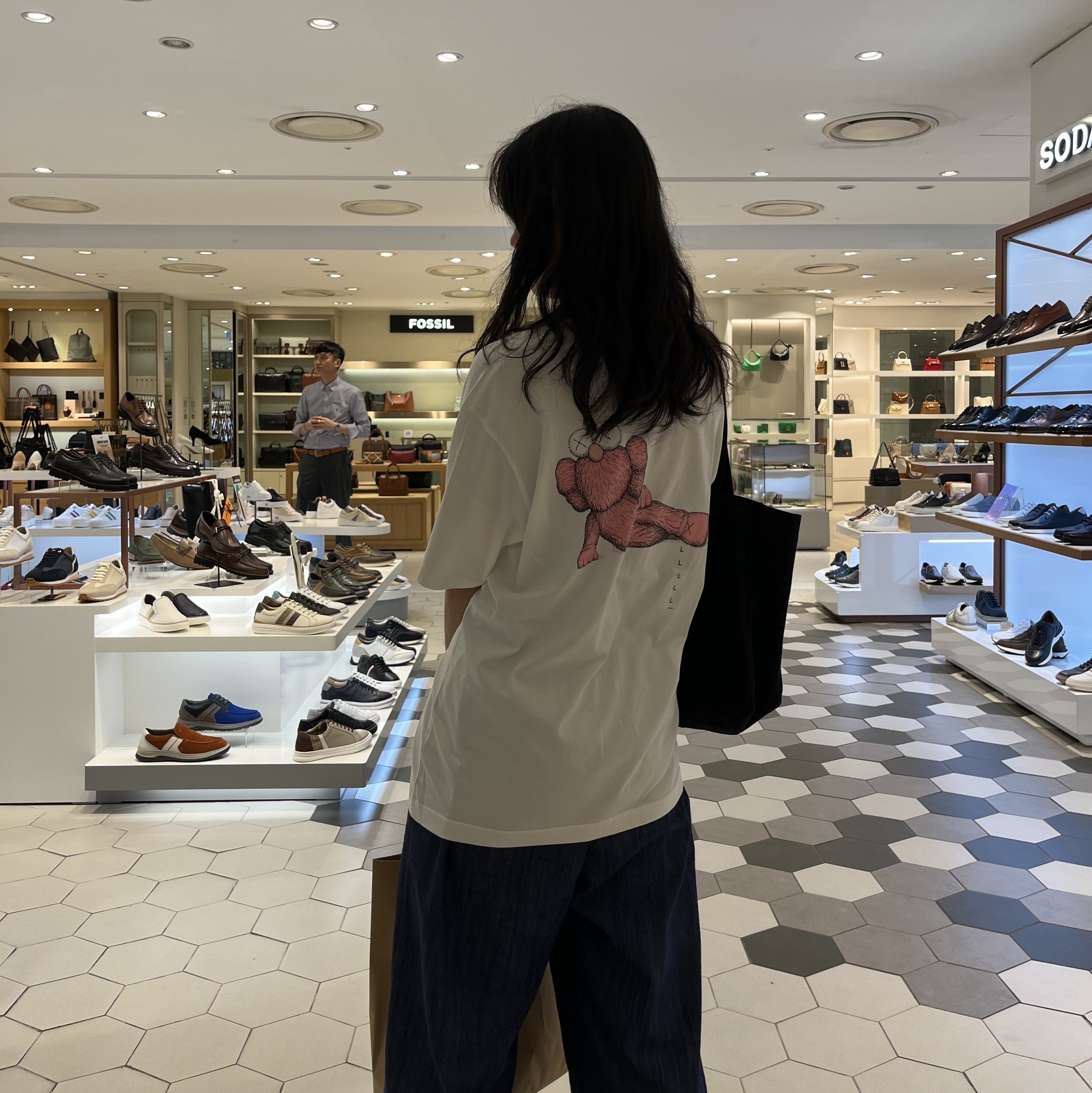 Uniqlo UT x Kaws Short Sleeve Graphic T-Shirt White 착용 스타일