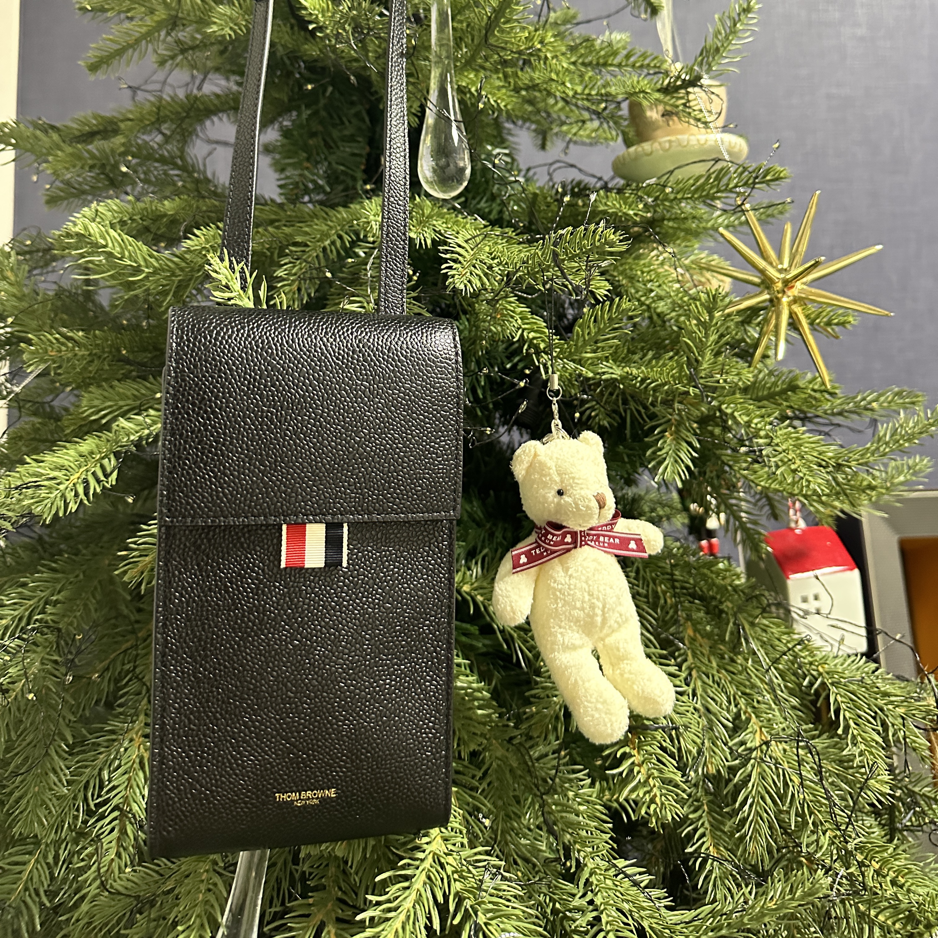 Thom Browne Strap Phone Holder Black 착용 스타일 - 1