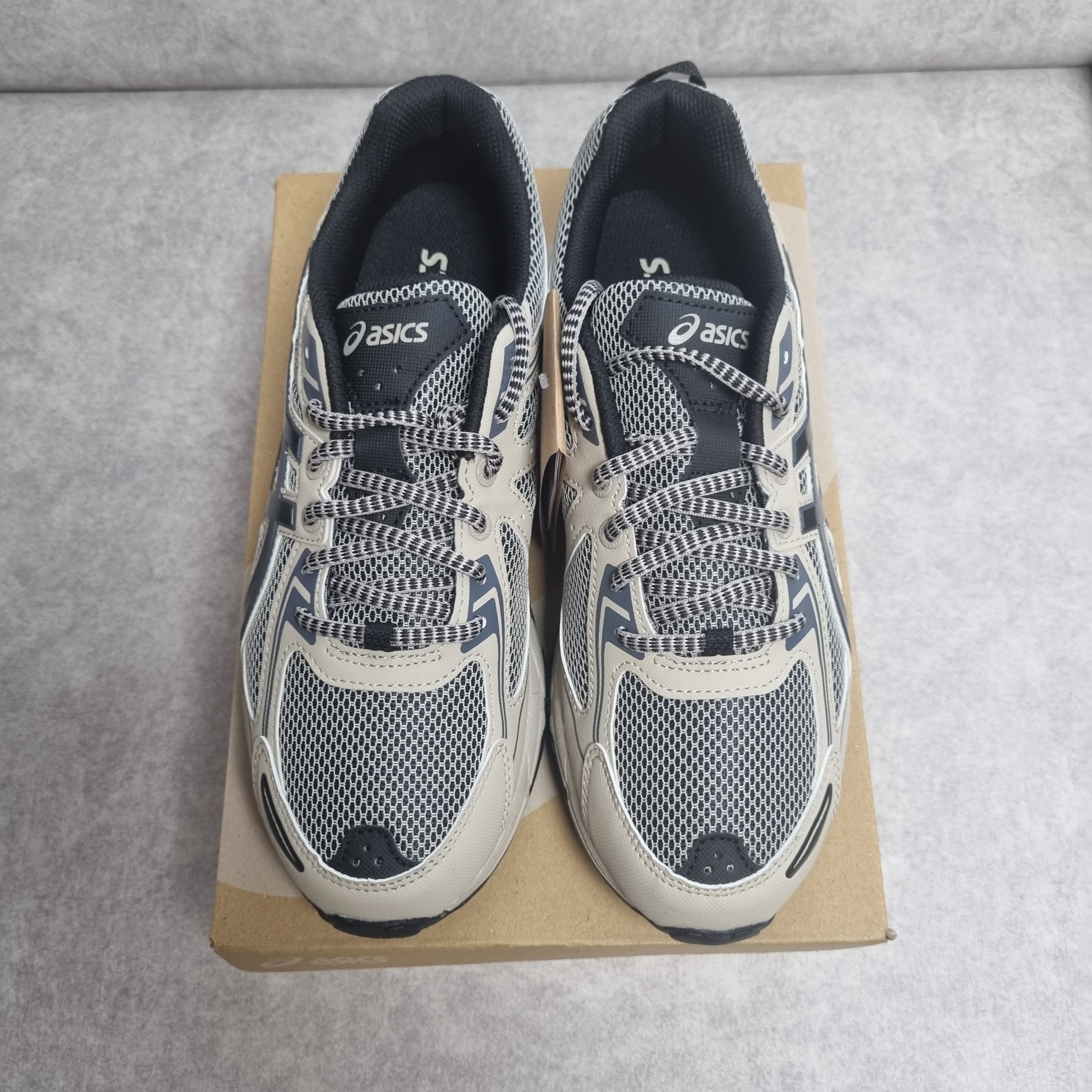 Asics Gel-Venture 6 Feather Grey Black 착용 스타일