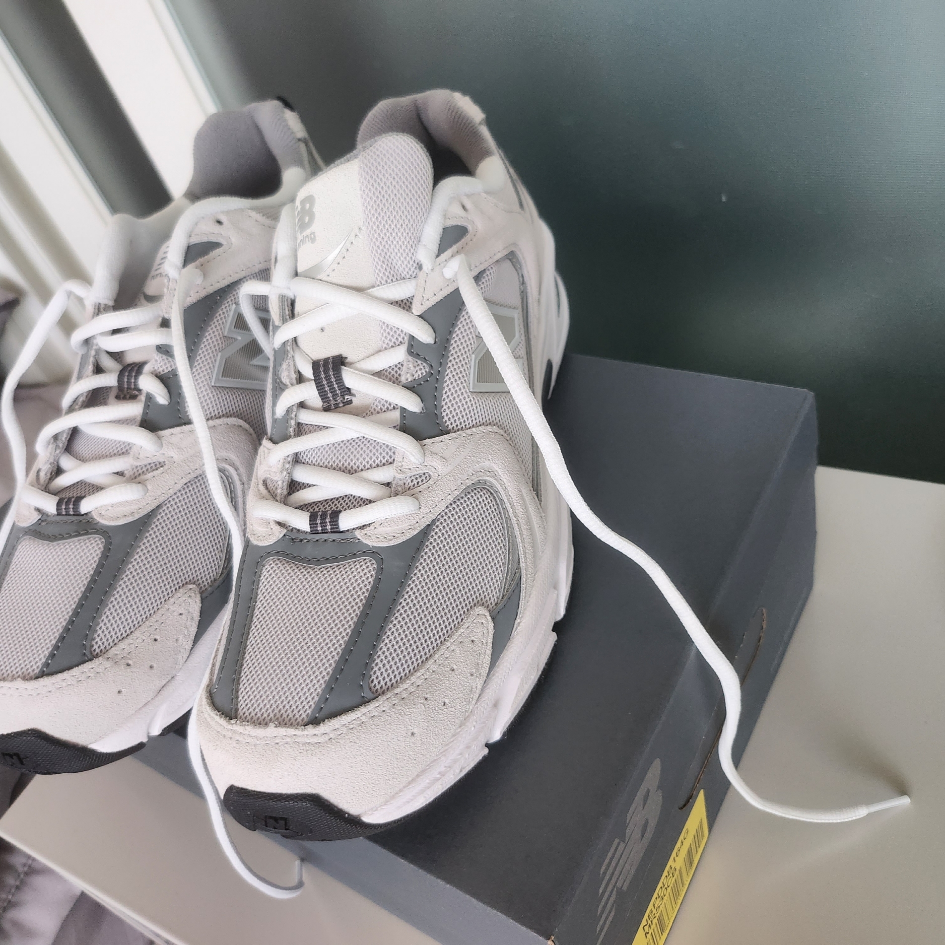 New Balance 530 Classic Grey 착용 스타일