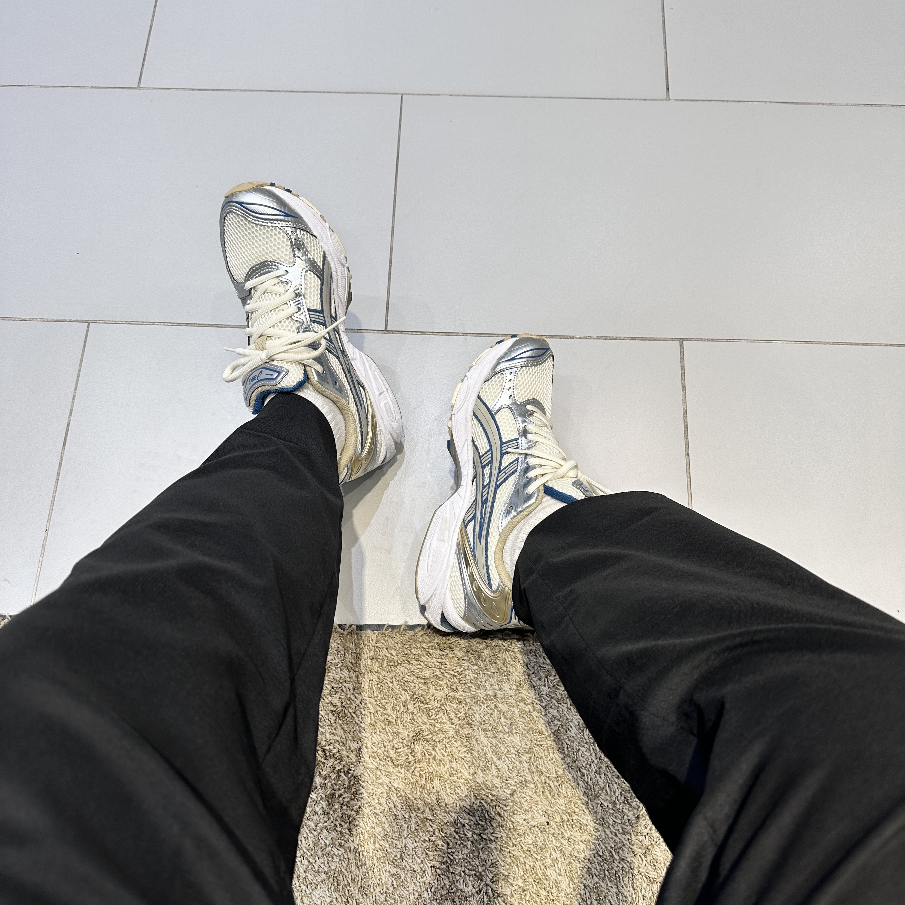 Asics Gel-Kayano 14 Cream Pure Silver 착용 스타일 - 1