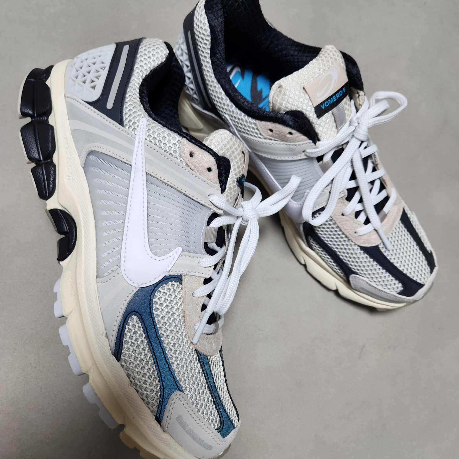 Nike Zoom Vomero 5 Light Bone and Black 착용 스타일 - 1