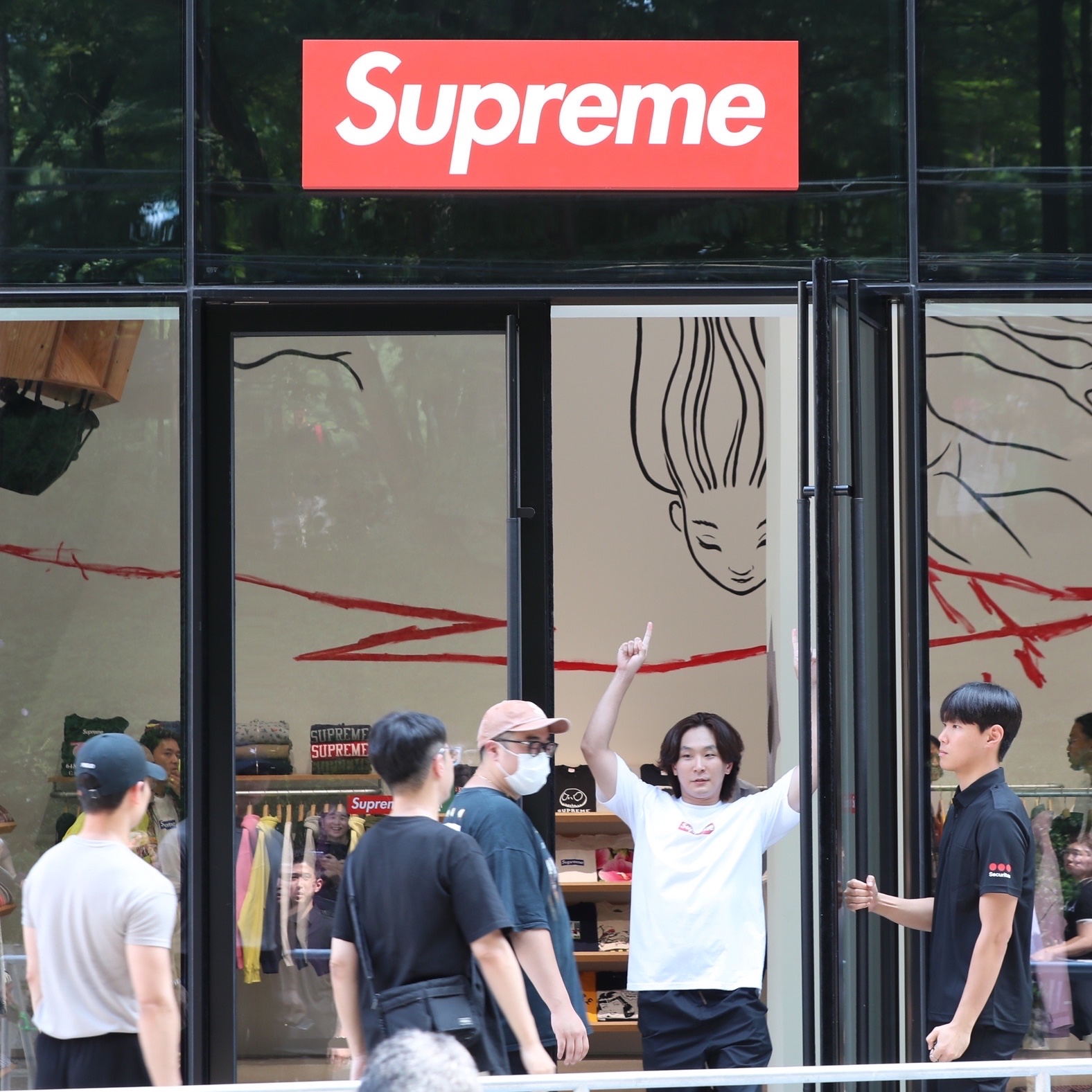 Supreme Swarovski Box Logo T-Shirt White - 19SS, Nike x Supreme Air Force 1 Low White 착용 스타일 - 1