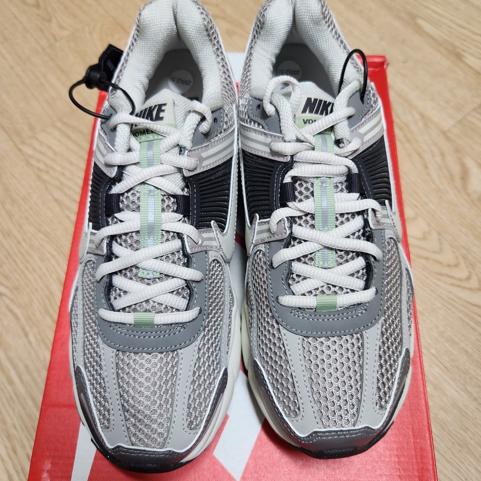 (W) Nike Zoom Vomero 5 Cobblestone and Flat Pewter 착용 스타일 - 2