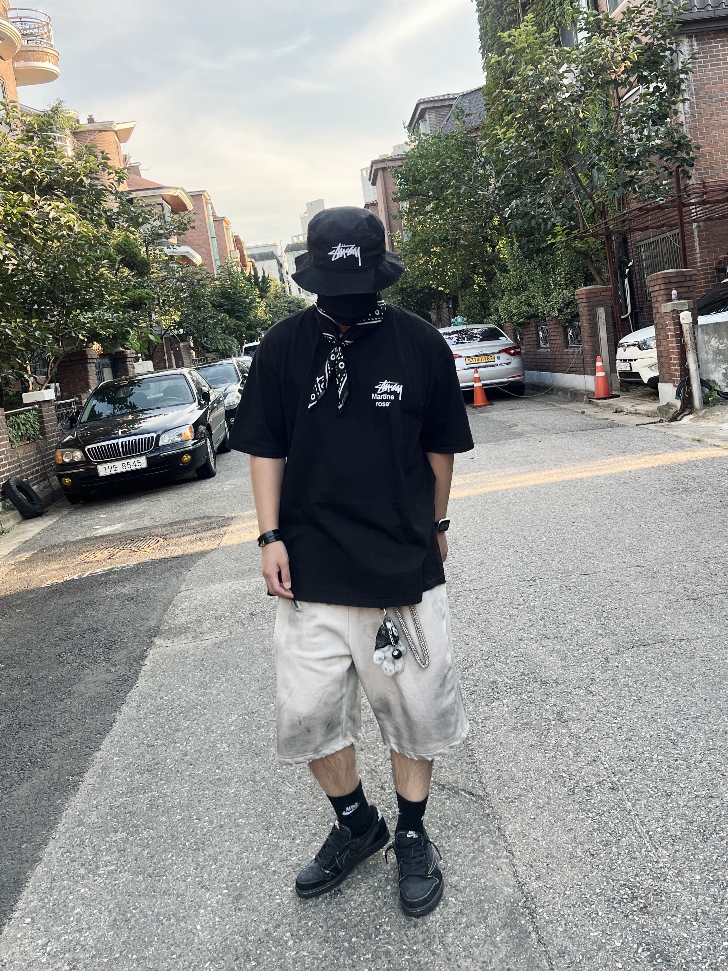 Stussy x Martine Rose Collage Pigment Dyed T-Shirt Black, Stussy 8 Ball Keychain Black 착용 스타일 - 1