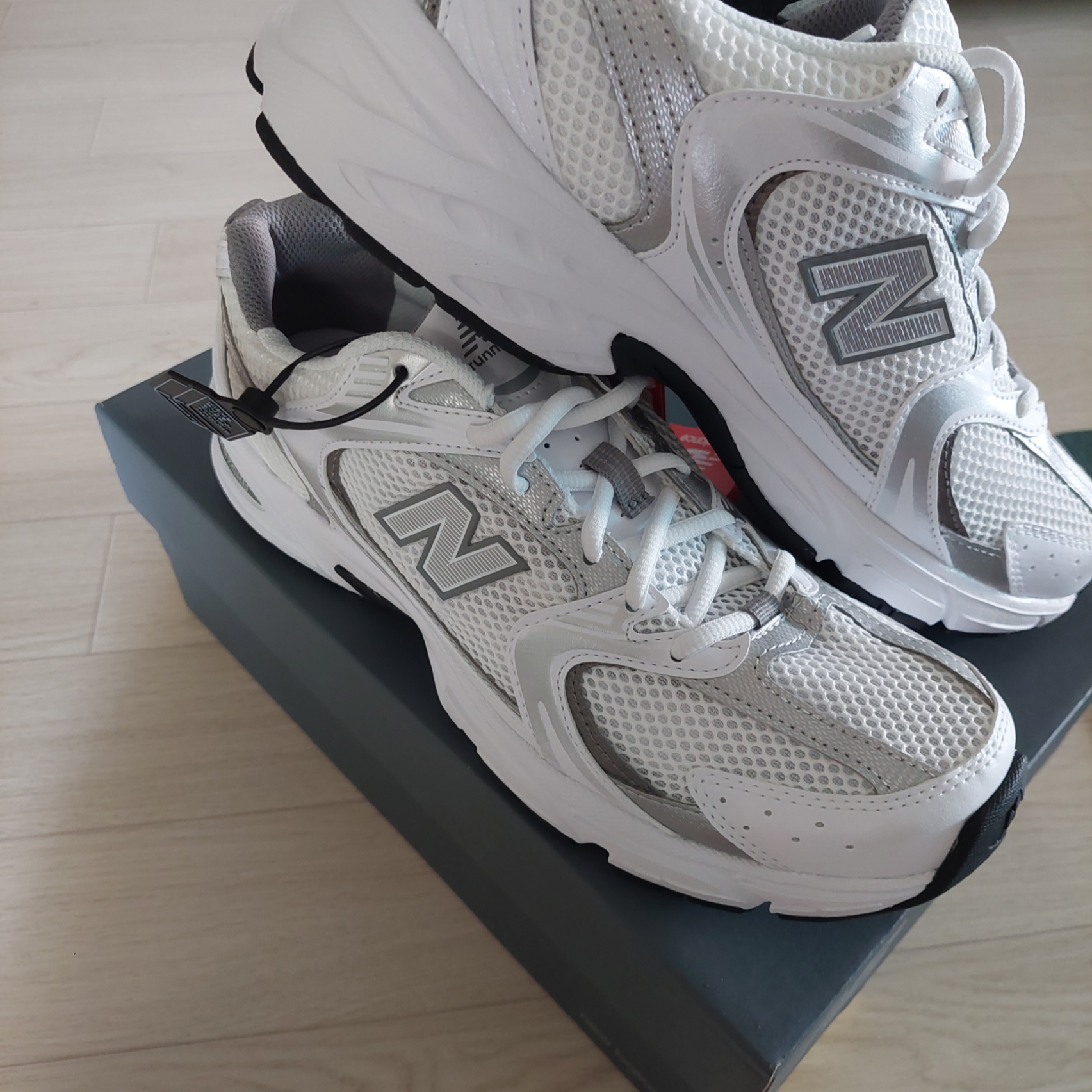 New Balance 530 White Silver 착용 스타일 - 1