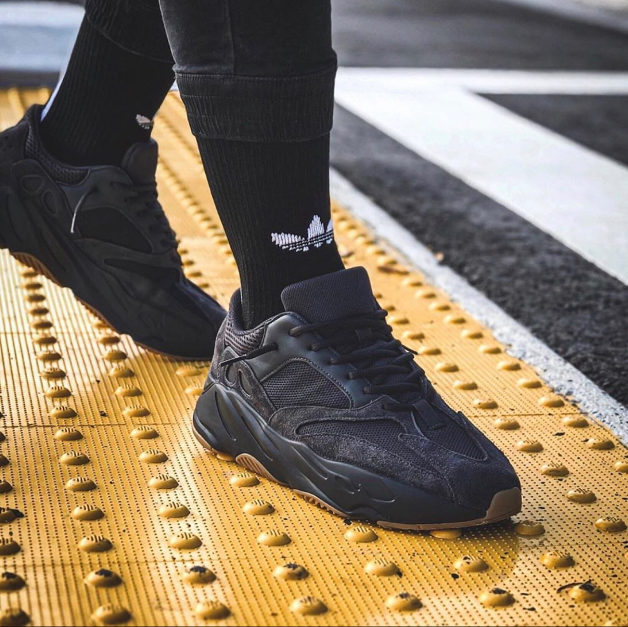 Adidas Yeezy Boost 700 Utility Black 2023 착용 스타일 - 4