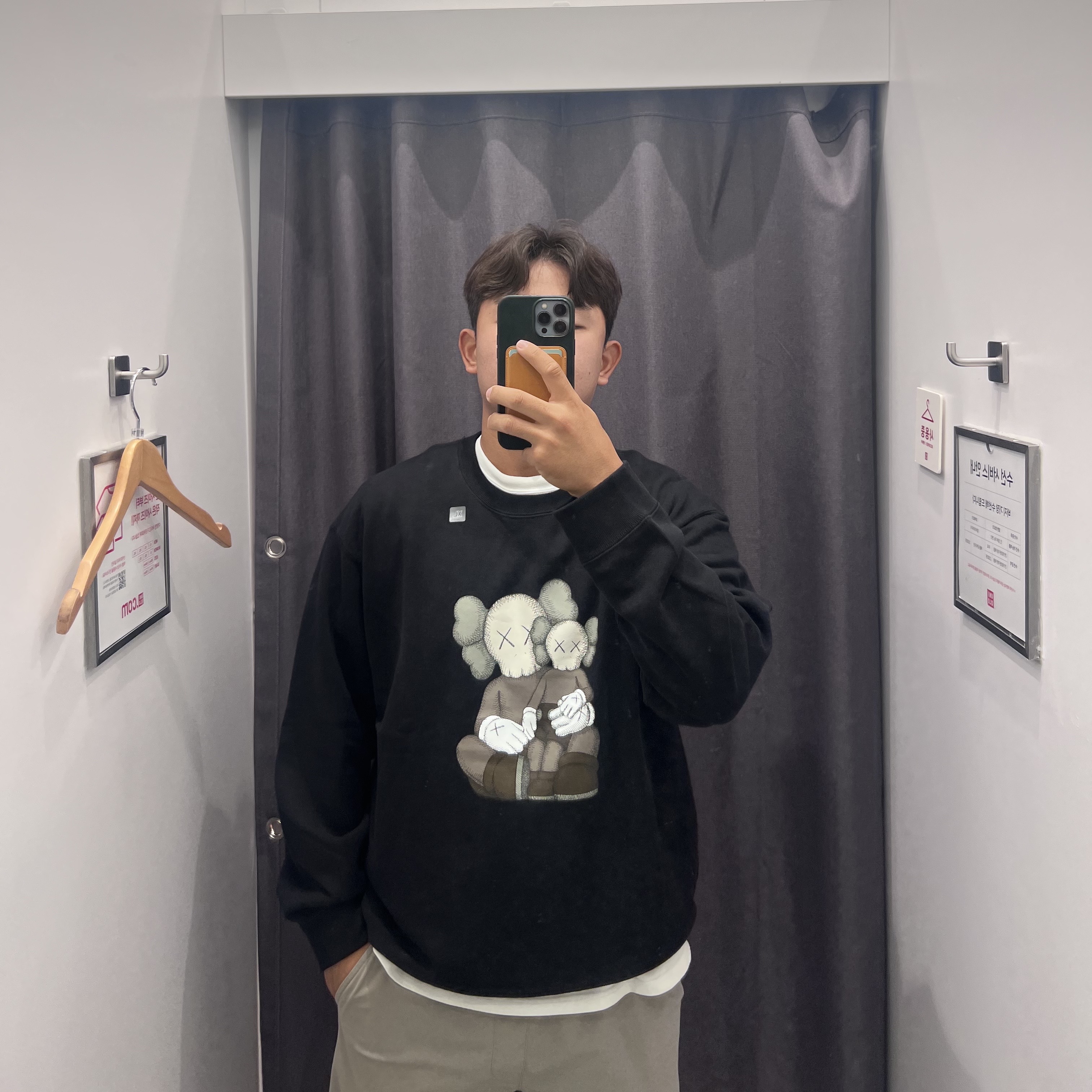 Uniqlo UT x Kaws Long Sleeve Sweatshirt Black 착용 스타일