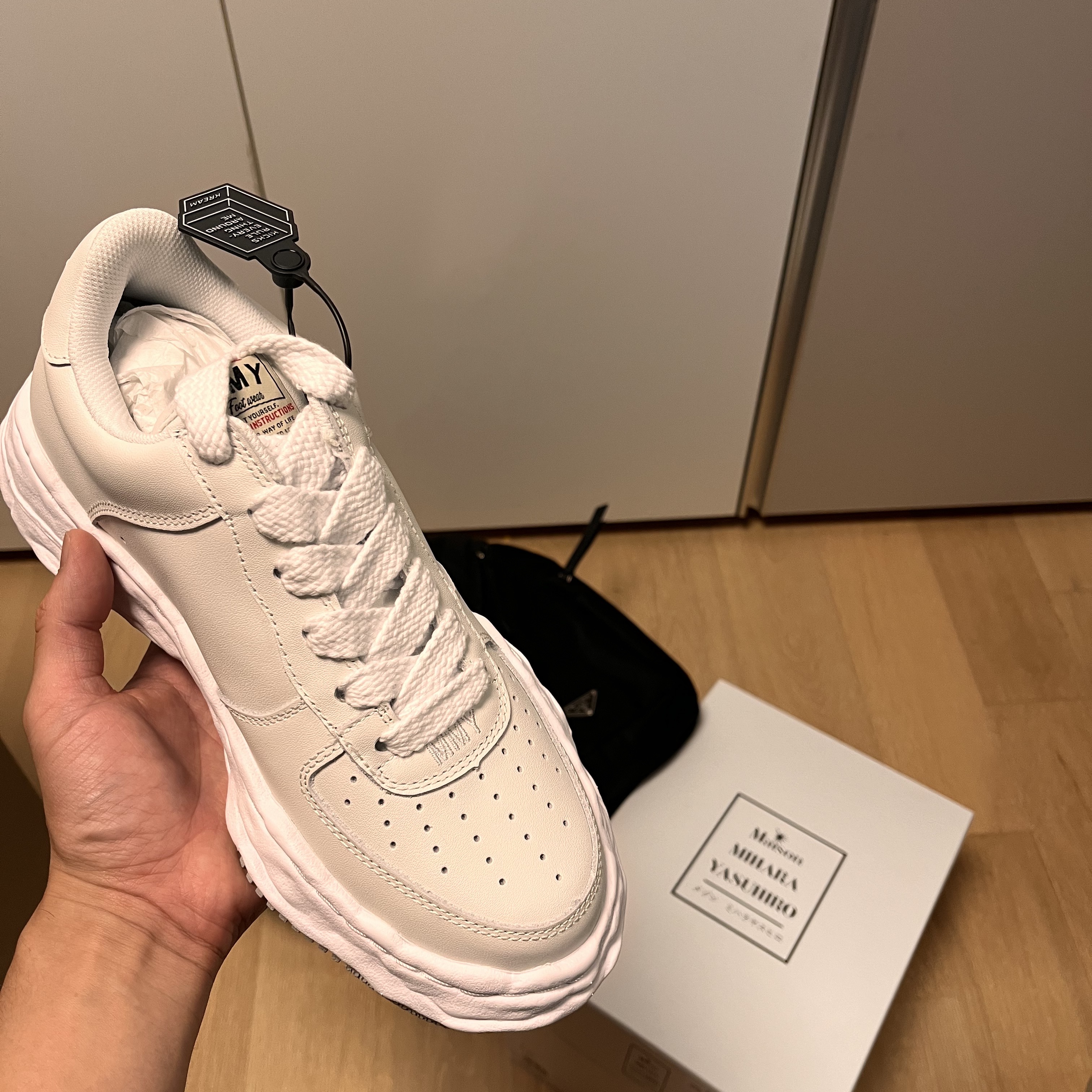 Maison Mihara Yasuhiro Wayne OG Sole Leather Low-top Sneakers White, Prada Re-Nylon and Leather Shoulder Strap Backpack Black 착용 스타일