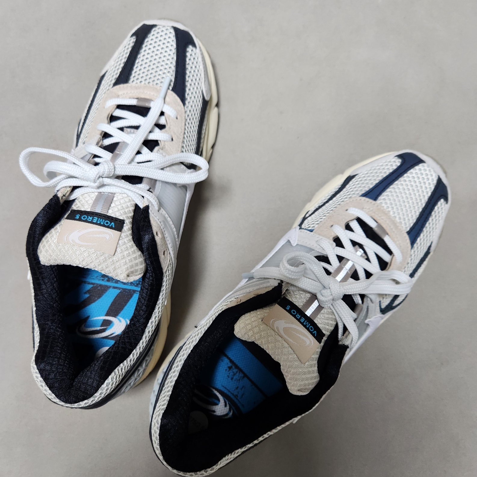 Nike Zoom Vomero 5 Light Bone and Black 착용 스타일 - 2