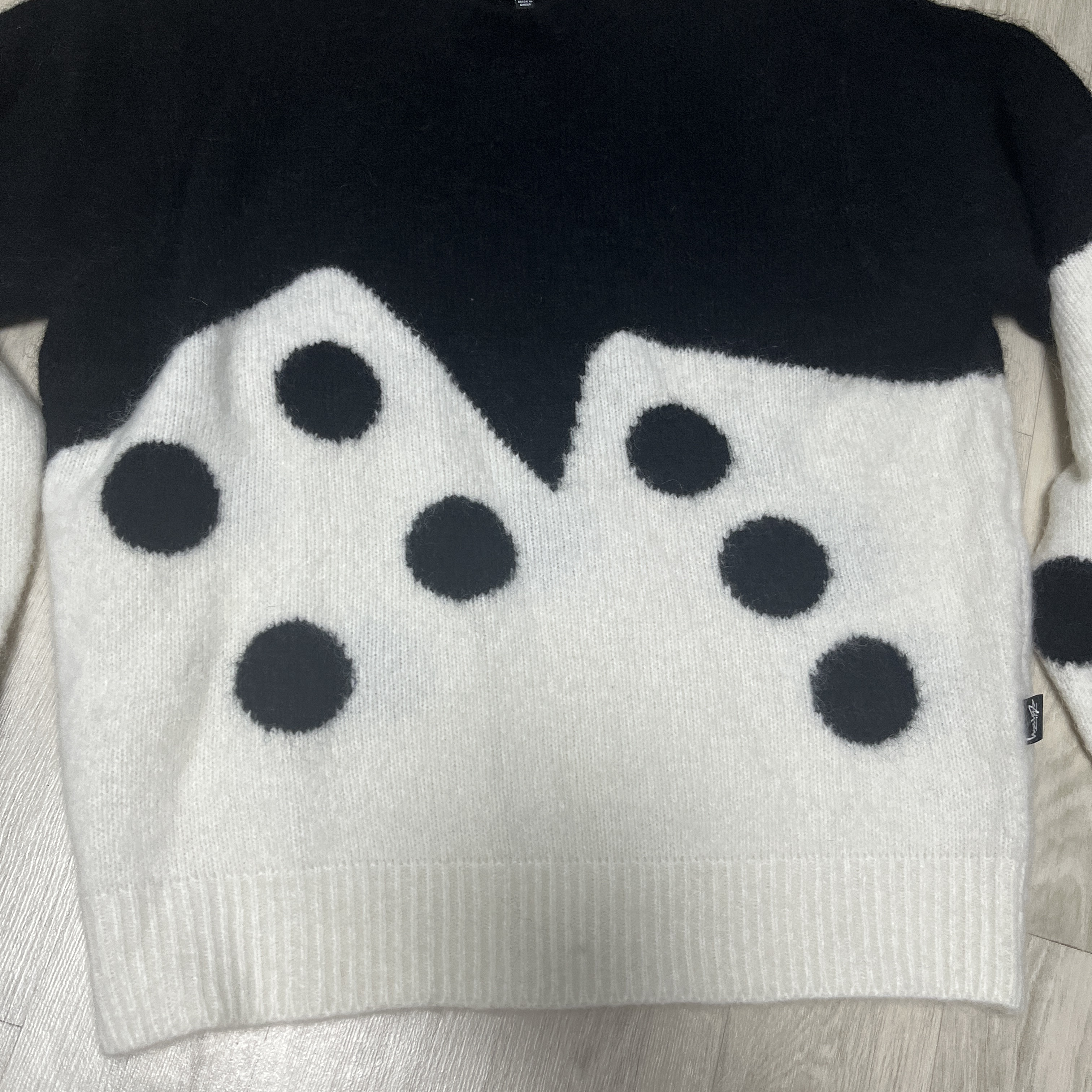 Stussy Dice Fuzzy Crew Black 착용 스타일