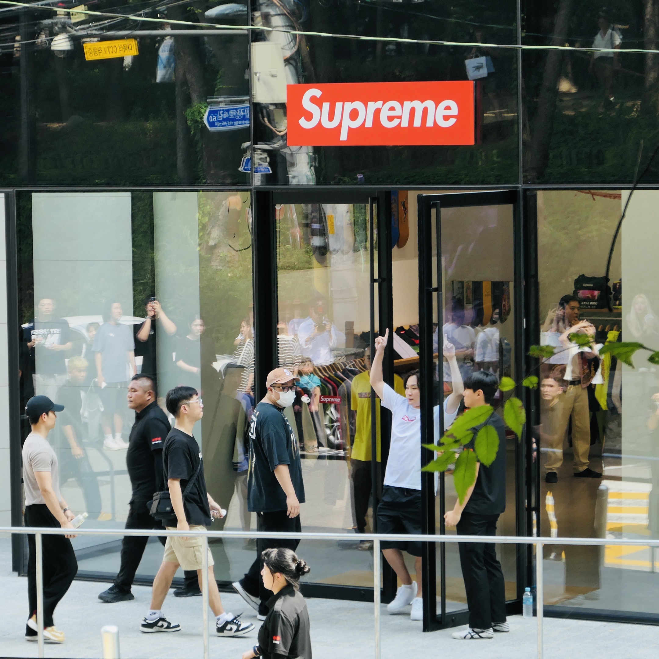 Supreme Swarovski Box Logo T-Shirt White - 19SS, Nike x Supreme Air Force 1 Low White 착용 스타일 - 3