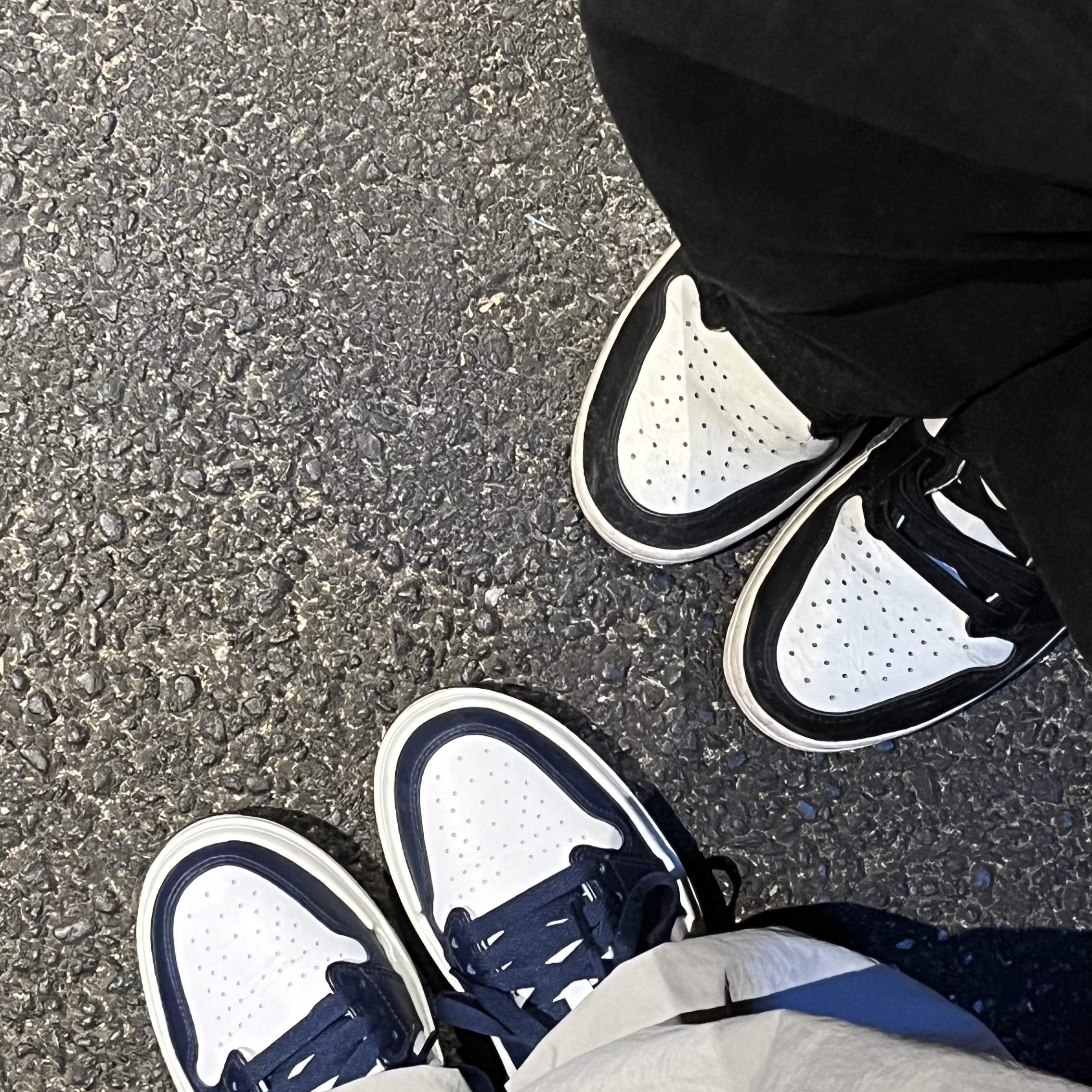 (W) Jordan 1 Elevate Low Midnight Navy, Jordan 1 Retro High OG Black Mocha 착용 스타일