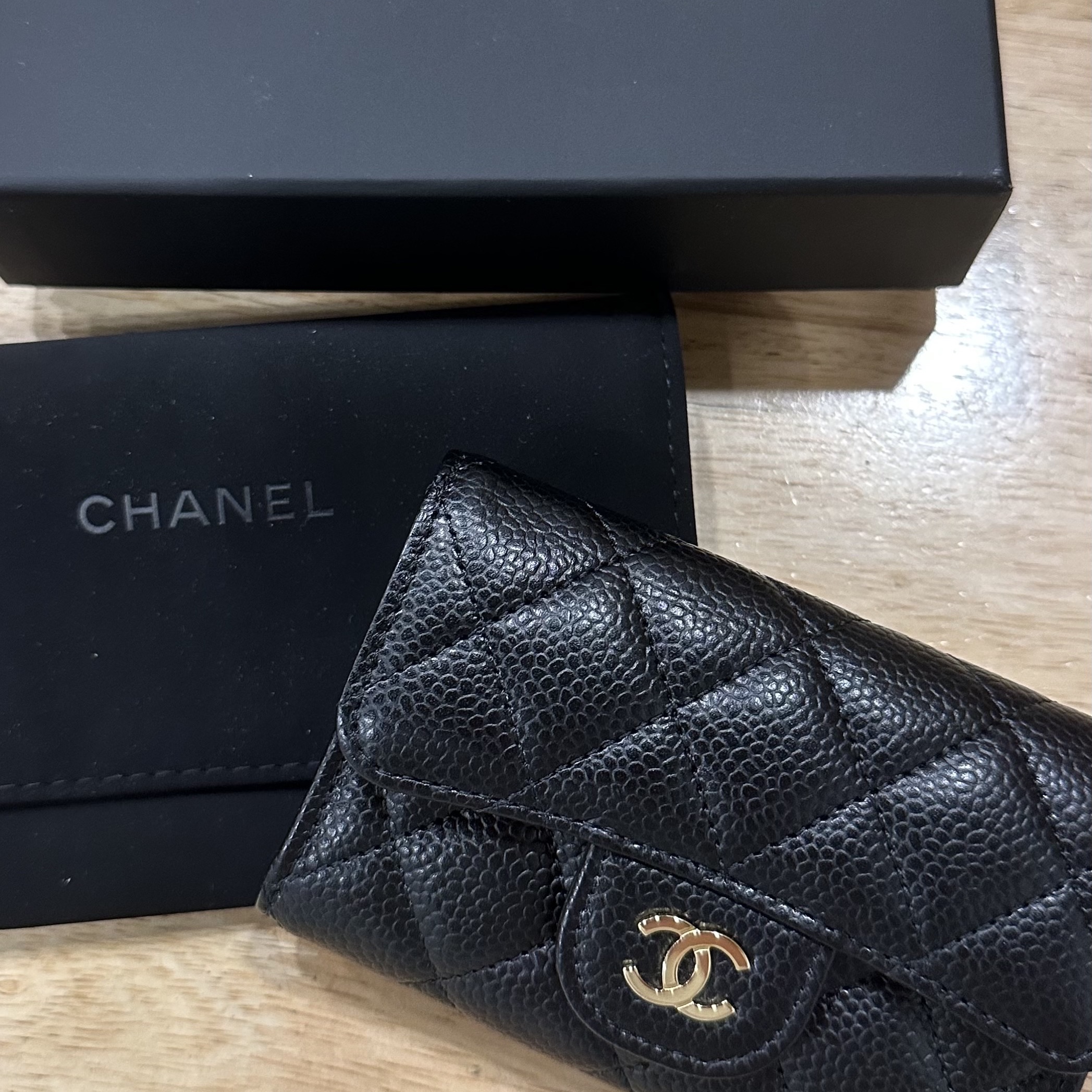 Chanel Classic Card Holder Grained Calfskin & Gold Black 착용 스타일