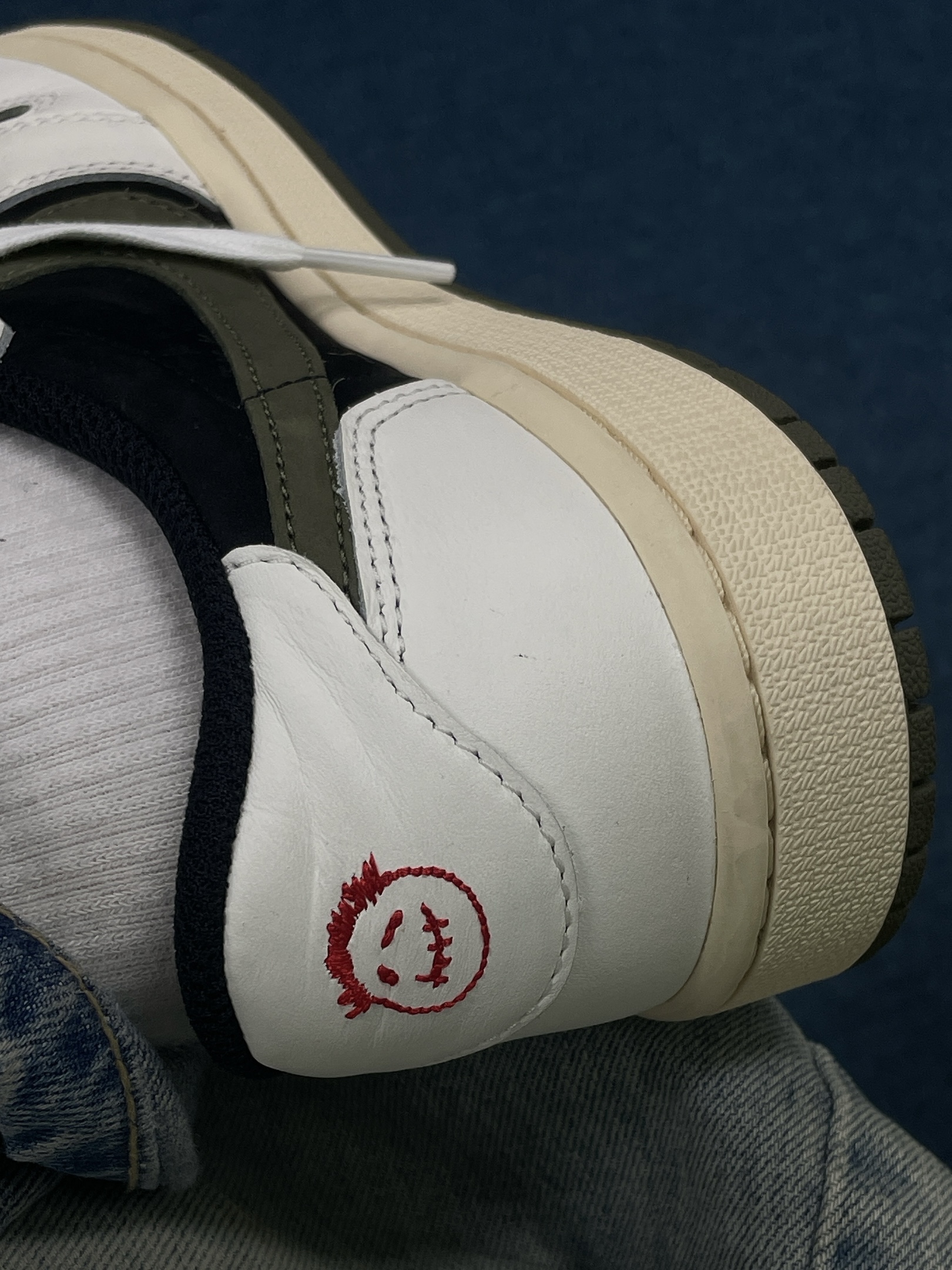 (W) Jordan 1 x Travis Scott Retro Low OG SP Medium Olive 착용 스타일 - 1