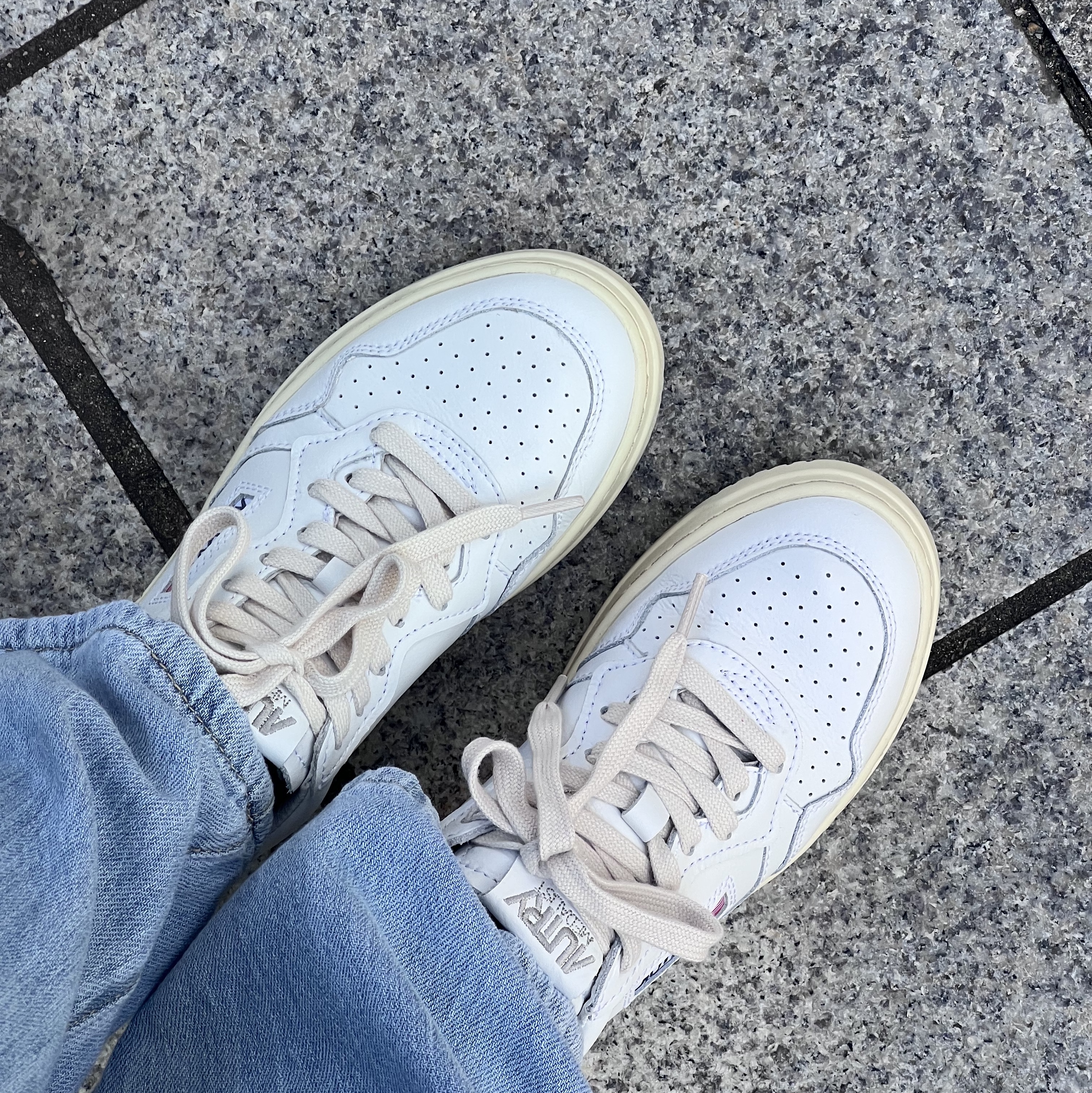 (W) Autry Medalist Low Leather Sneakers White 착용 스타일