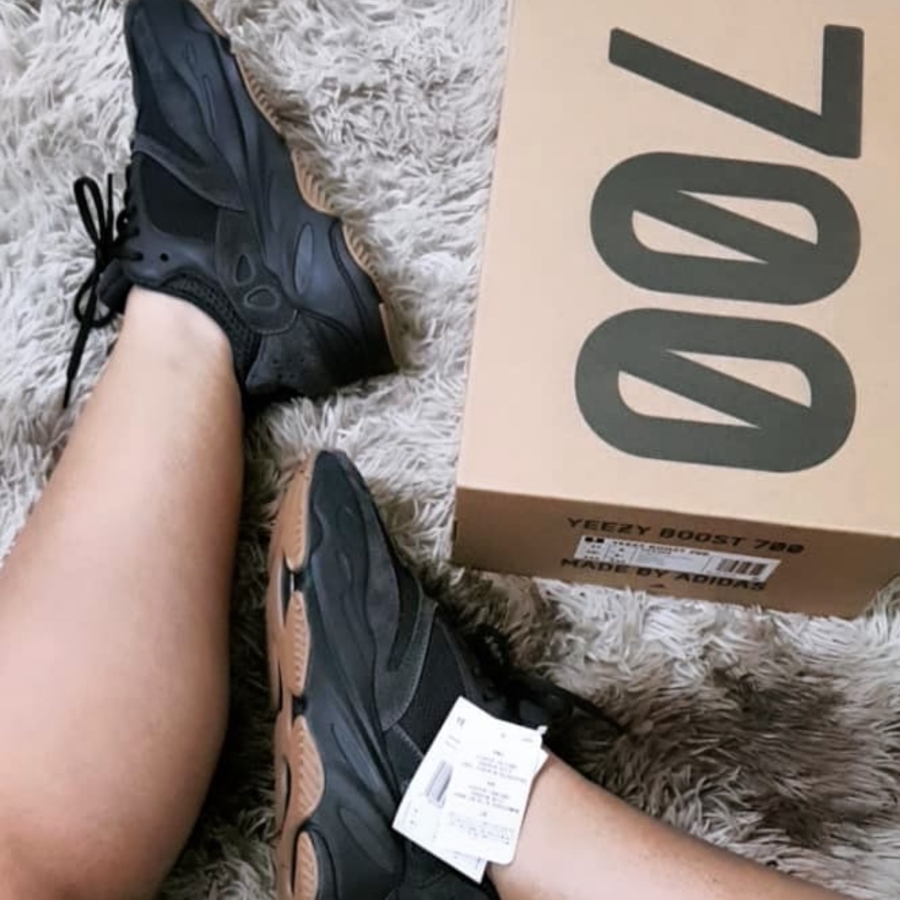 Adidas Yeezy Boost 700 Utility Black 2023 착용 스타일 - 2