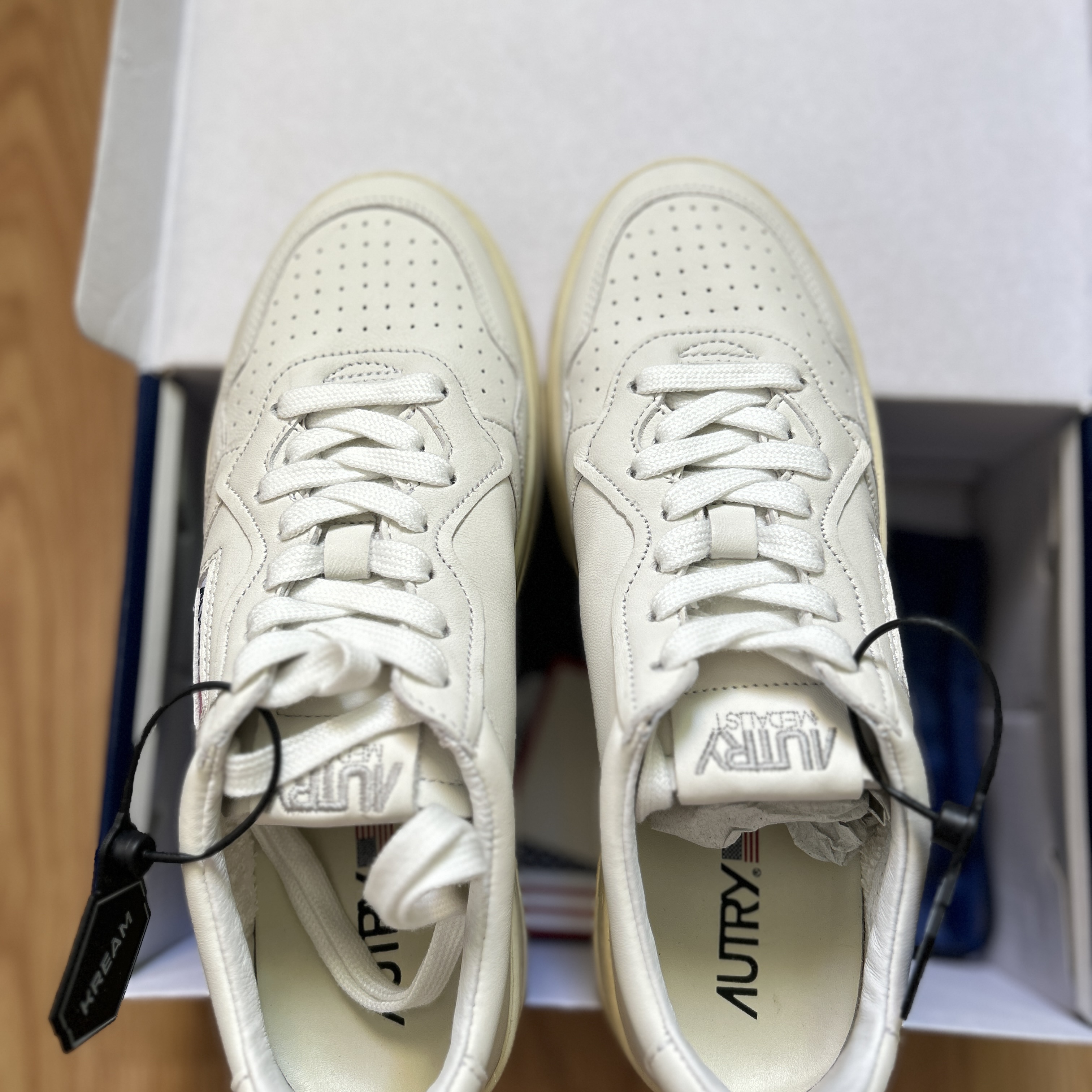 Autry Medalist Low Goatskin Sneakers White 착용 스타일