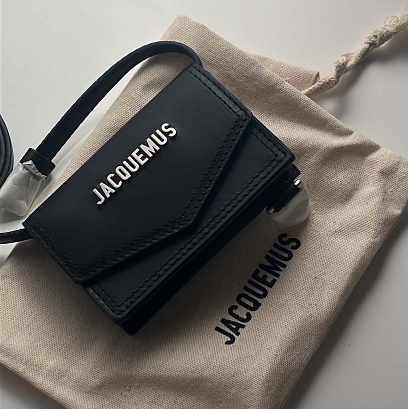 Jacquemus Le Porte Azur Envelope Neck Pouch Black 착용 스타일