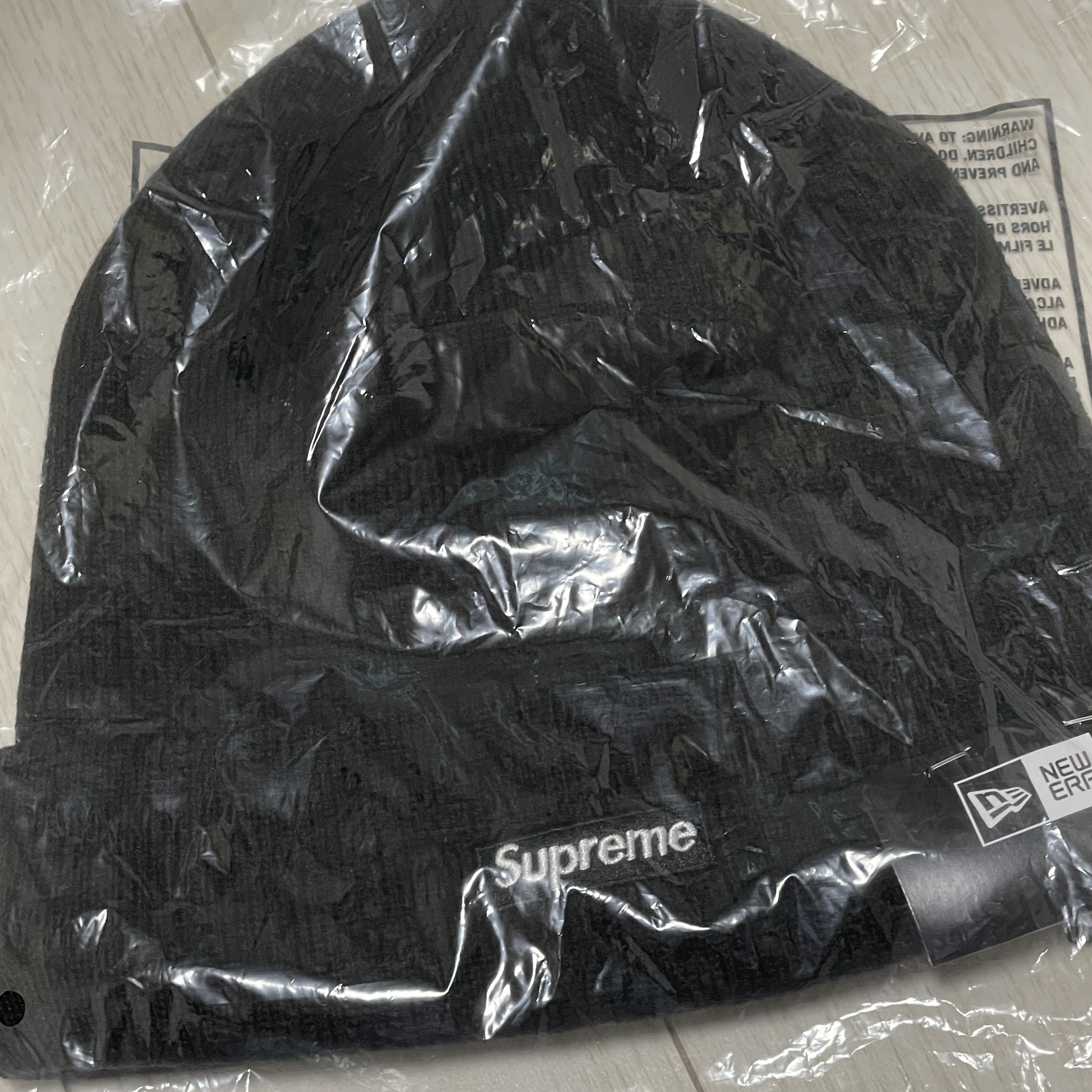 Supreme New Era Varsity Beanie Black - 23FW 착용 스타일 - 2