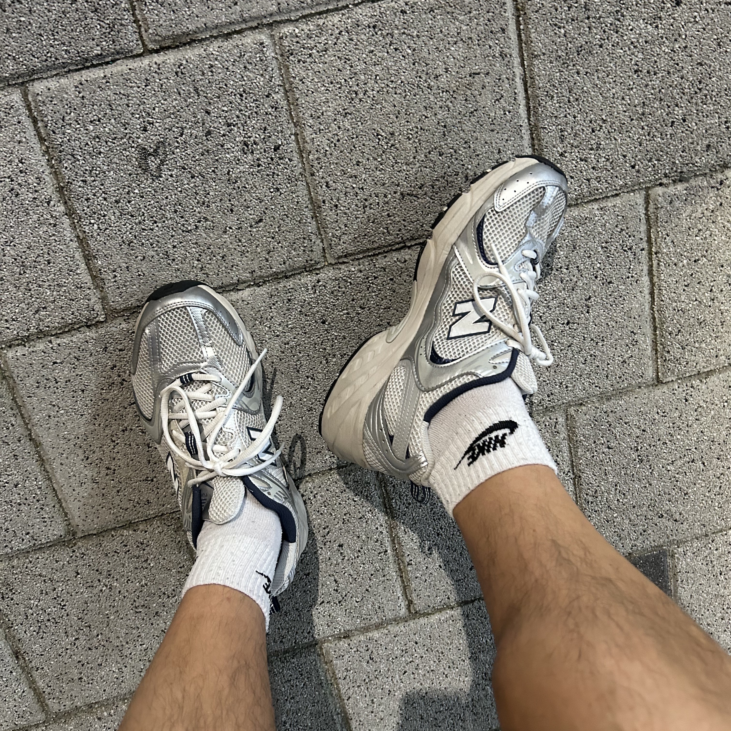 New Balance 530 Grey 착용 스타일