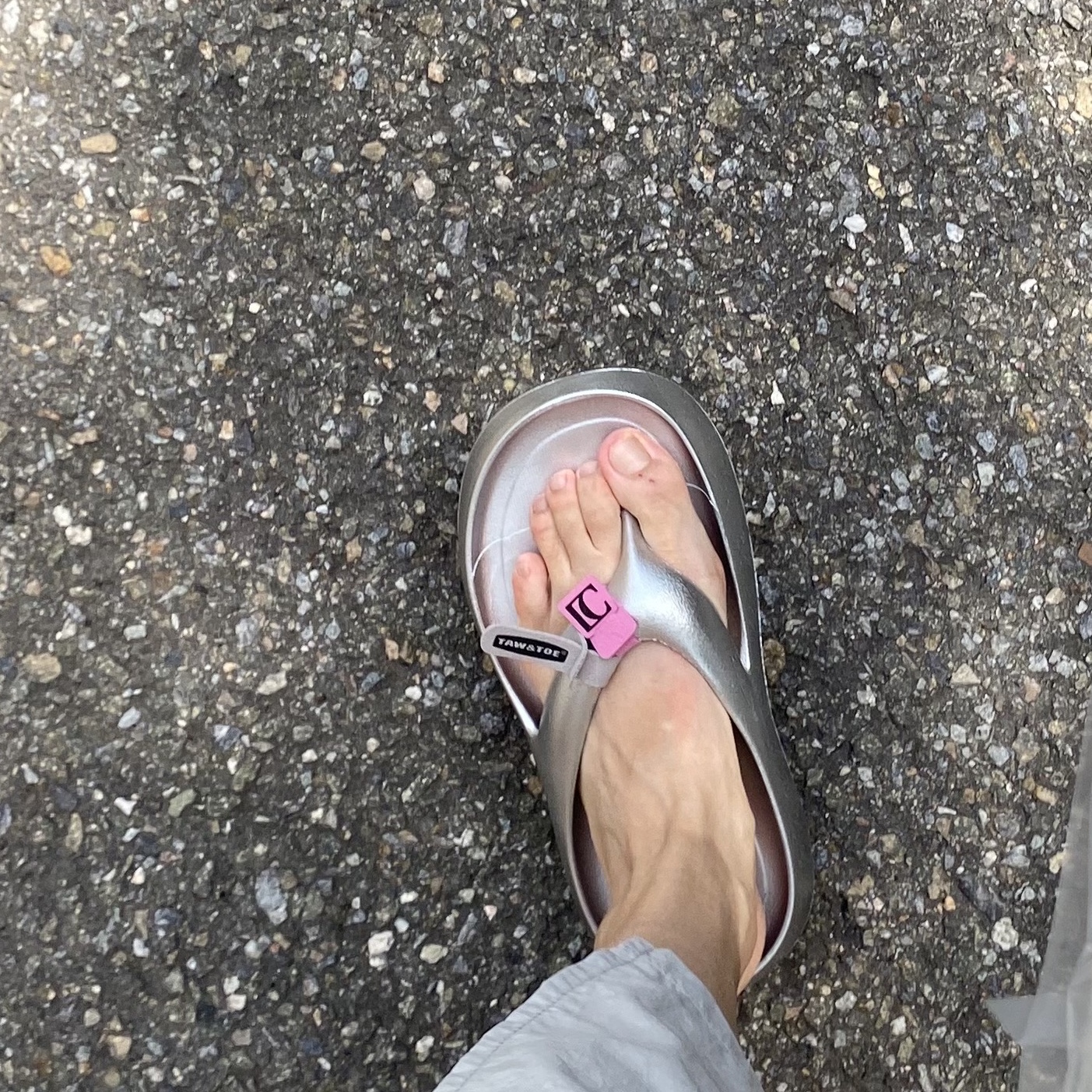 Taw&Toe x Low Classic Platform Flip Flop Silver 착용 스타일