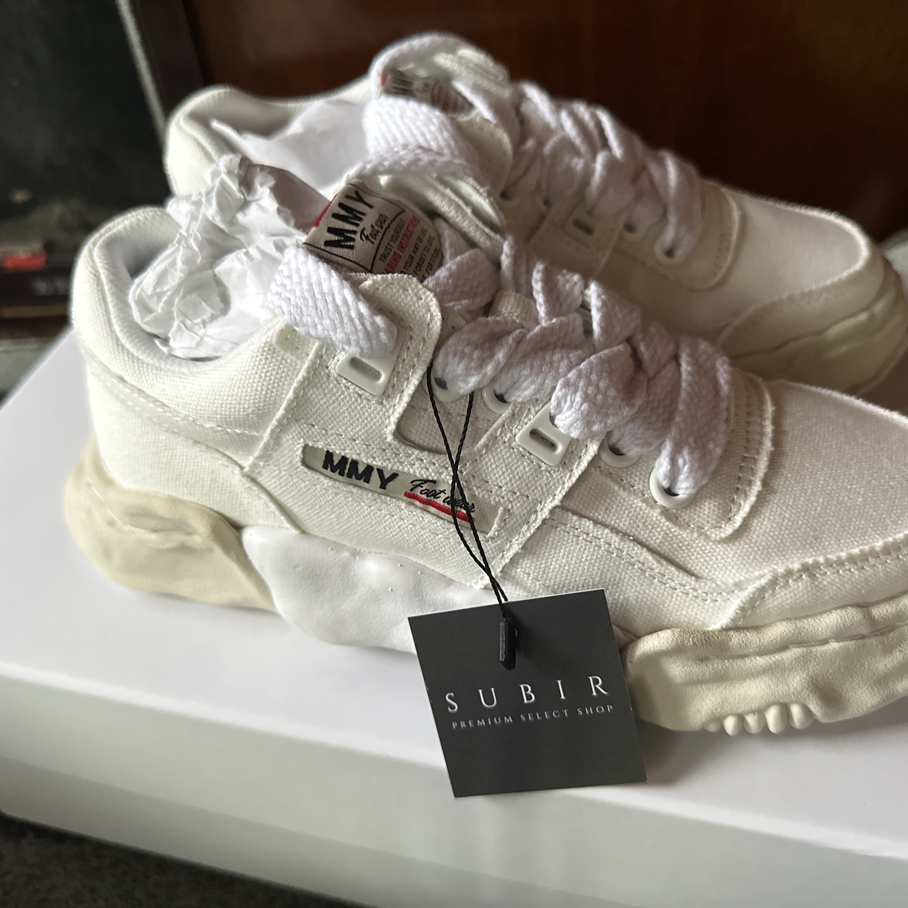 Maison Mihara Yasuhiro Parker OG Sole Canvas Low-top Sneakers White 착용 스타일 - 3