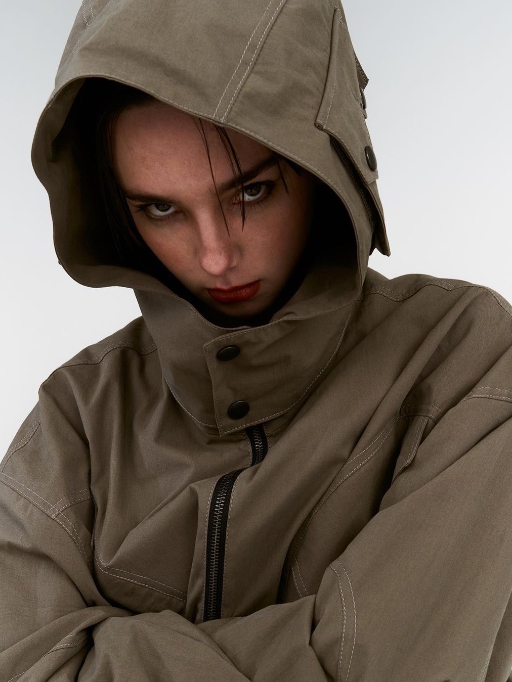 Full of Ssun Multi Pocket Hood Jacket Light Khaki, Full of Ssun Multi Pocket Hood Jacket Black 착용 스타일 - 1