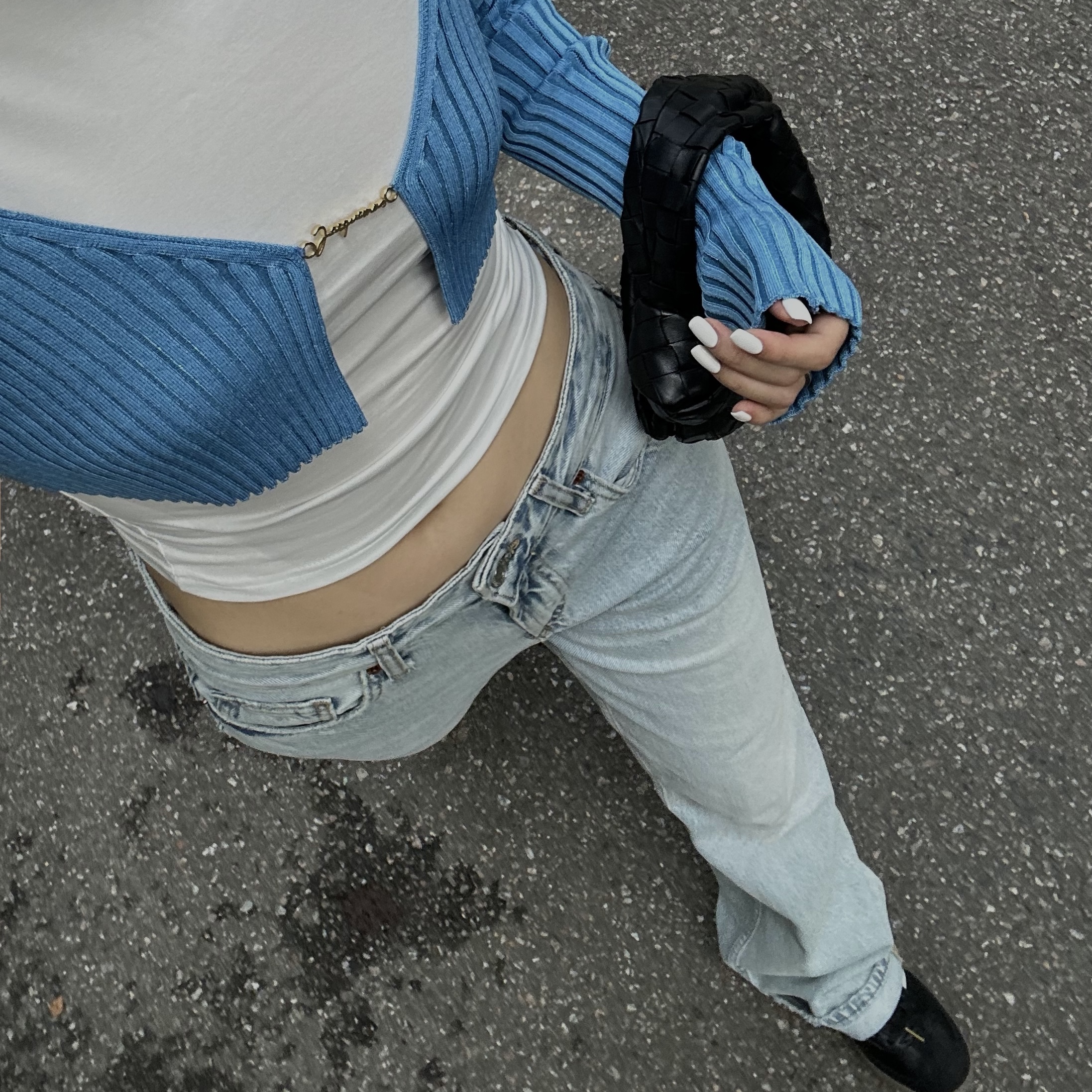 (W) Jacquemus La Maille Pralu Micro Charm Logo Cardigan Light Blue, Adidas Velosamba Vegan Cycling Core Black 착용 스타일 - 2