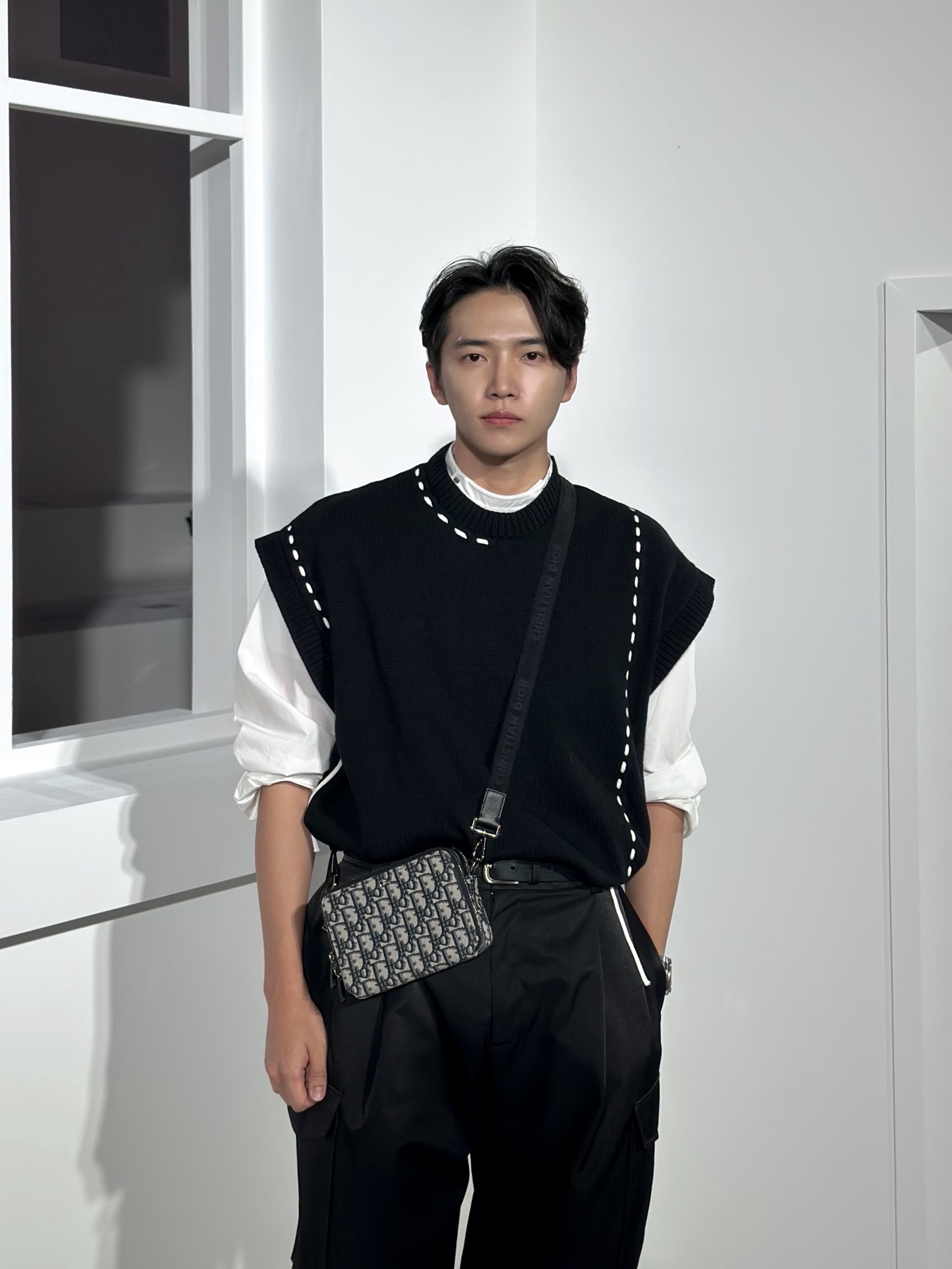 H&M x Mugler Double Breasted Poplin Shirt White, Dior Shoulder Strap Pouch Beige & Black Dior Oblique Jacquard 착용 스타일 - 3