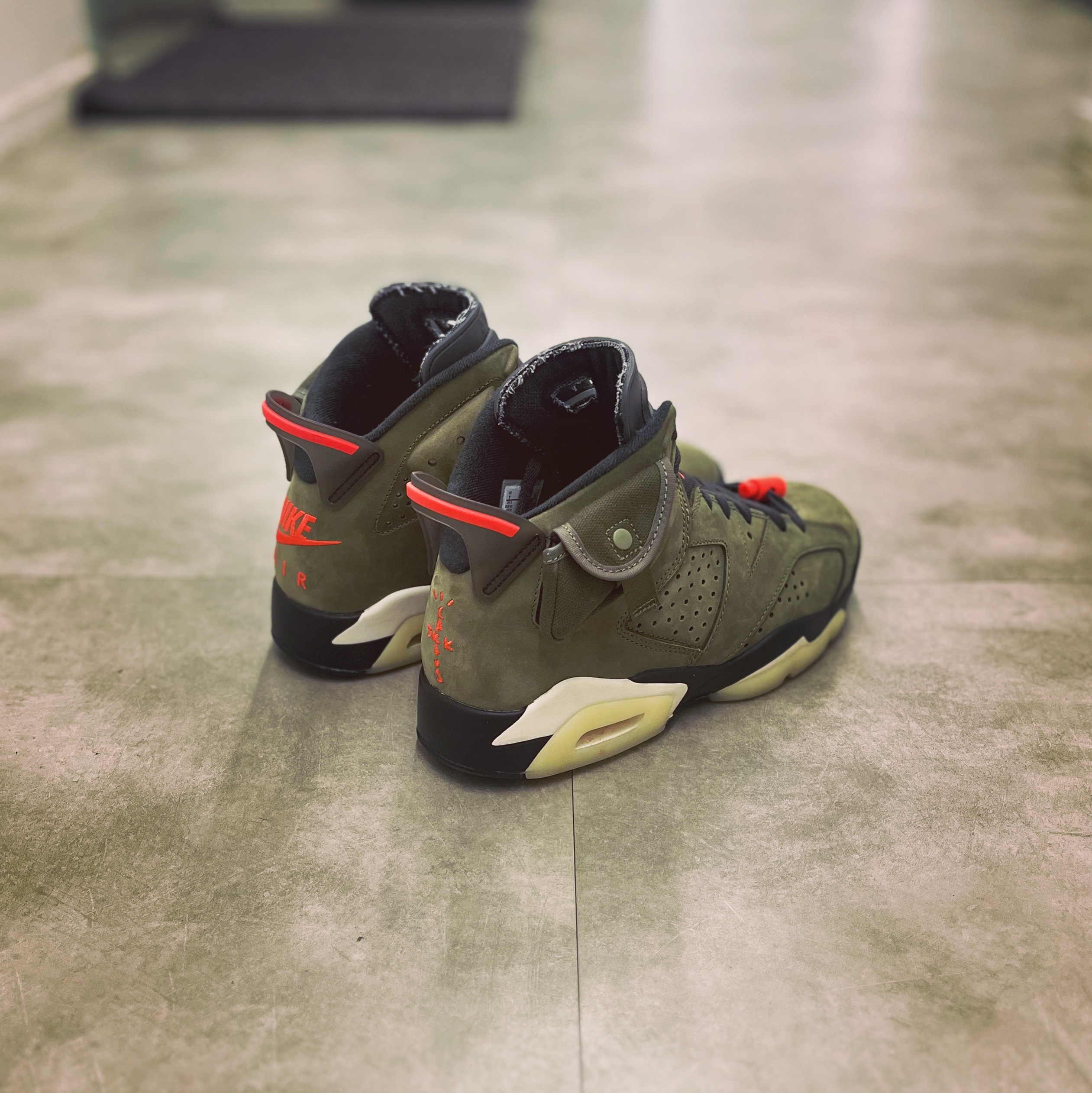 Jordan 6 x Travis Scott Retro Olive 착용 스타일
