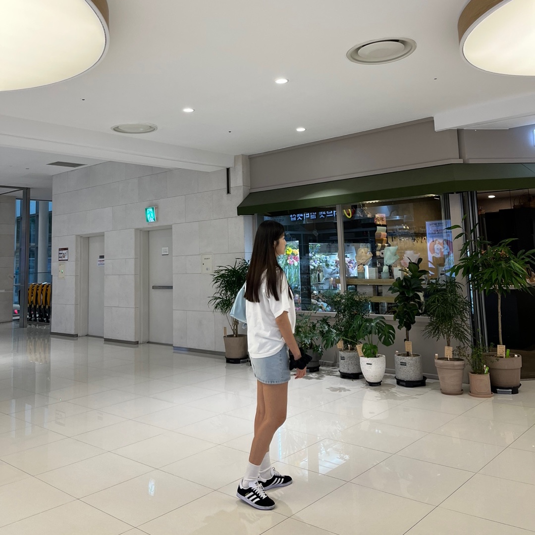 Adidas Gazelle Core Black White, Emis Enamel Hobo Bag Blue 착용 스타일 - 4