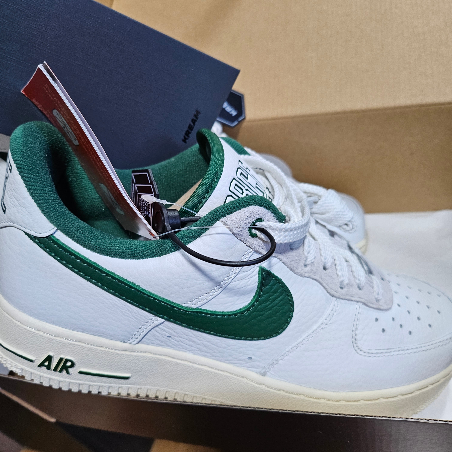 (W) Nike Air Force 1 '07 LX Summit White Gorge Green 착용 스타일 - 1