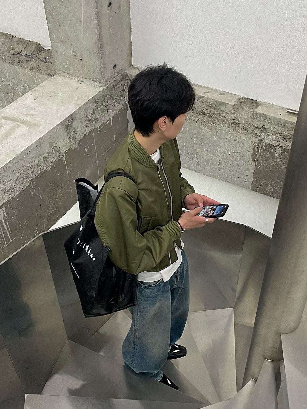 [KREAM 단독] STU Double Way Short Bomber Khaki, [KREAM 단독] STU Double Way Short Bomber Black 착용 스타일 - 1