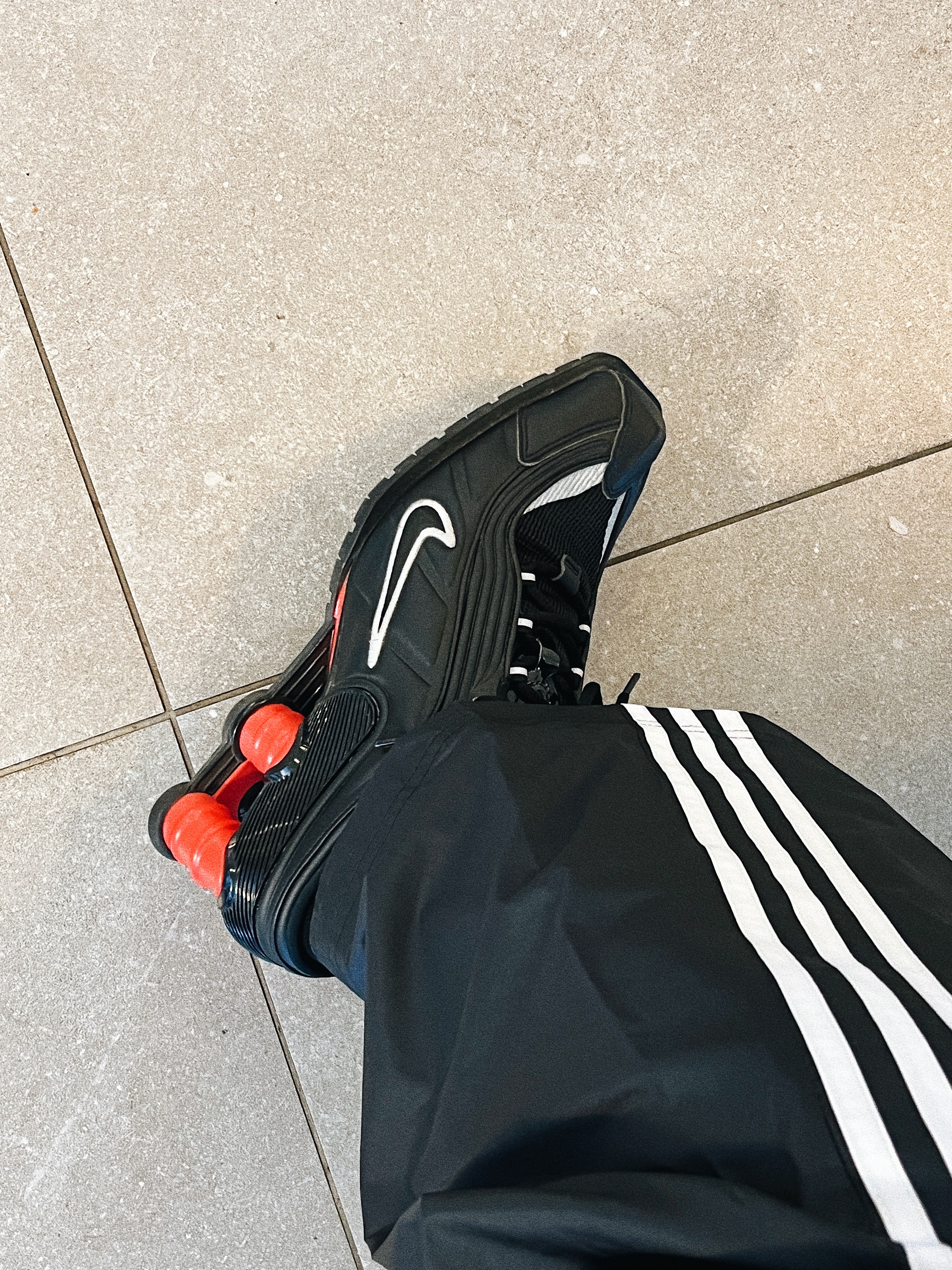 Prada Re-Edition 2005 Re-Nylon Shoulder Bag Black, Nike x Martine Rose Shox MR4 Black μ°©μ© μ€νμΌ - 4