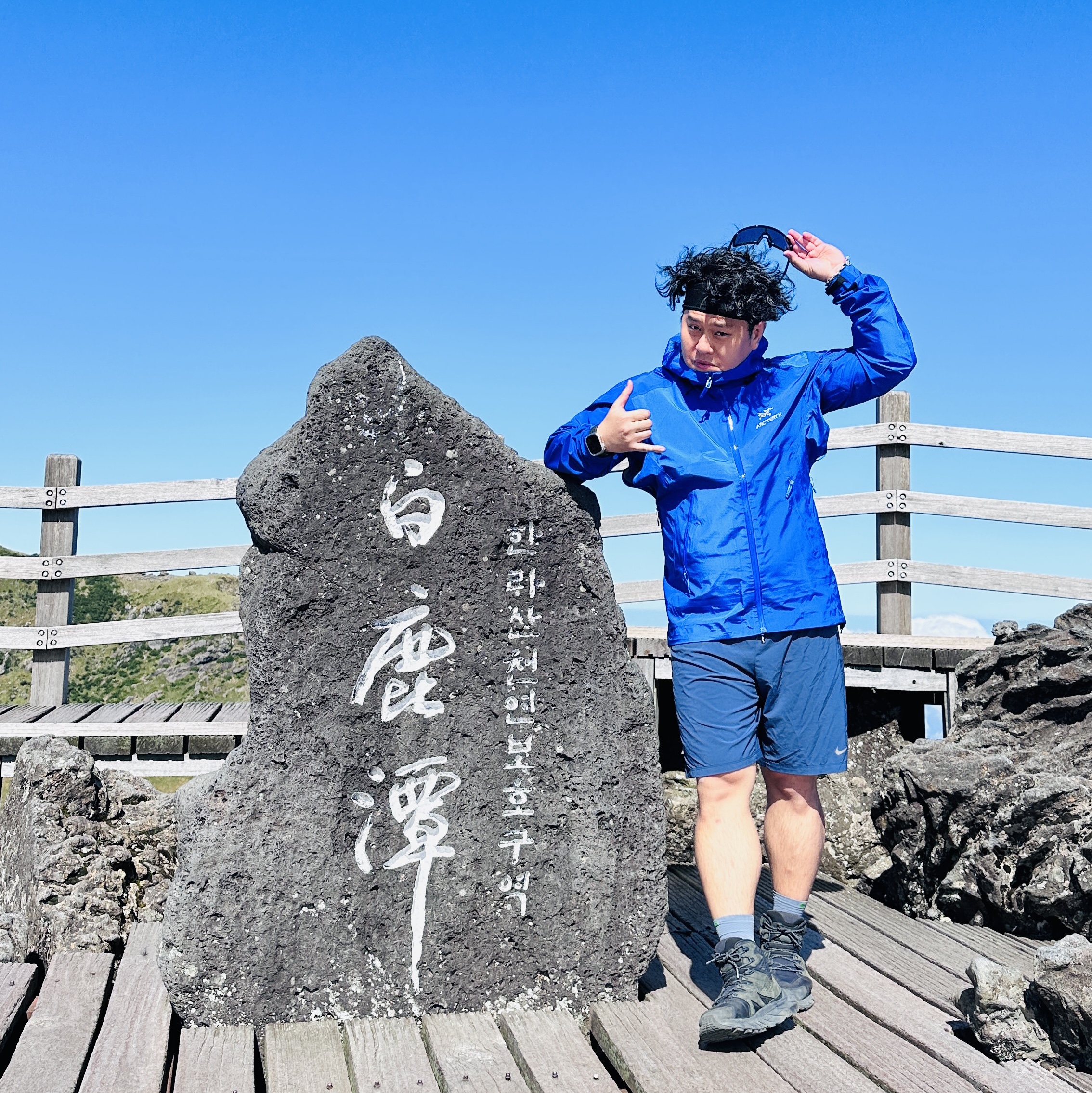 Arc'teryx Beta Jacket Fluidity, Hoka Anacapa Mid Gore-Tex Black 착용 스타일