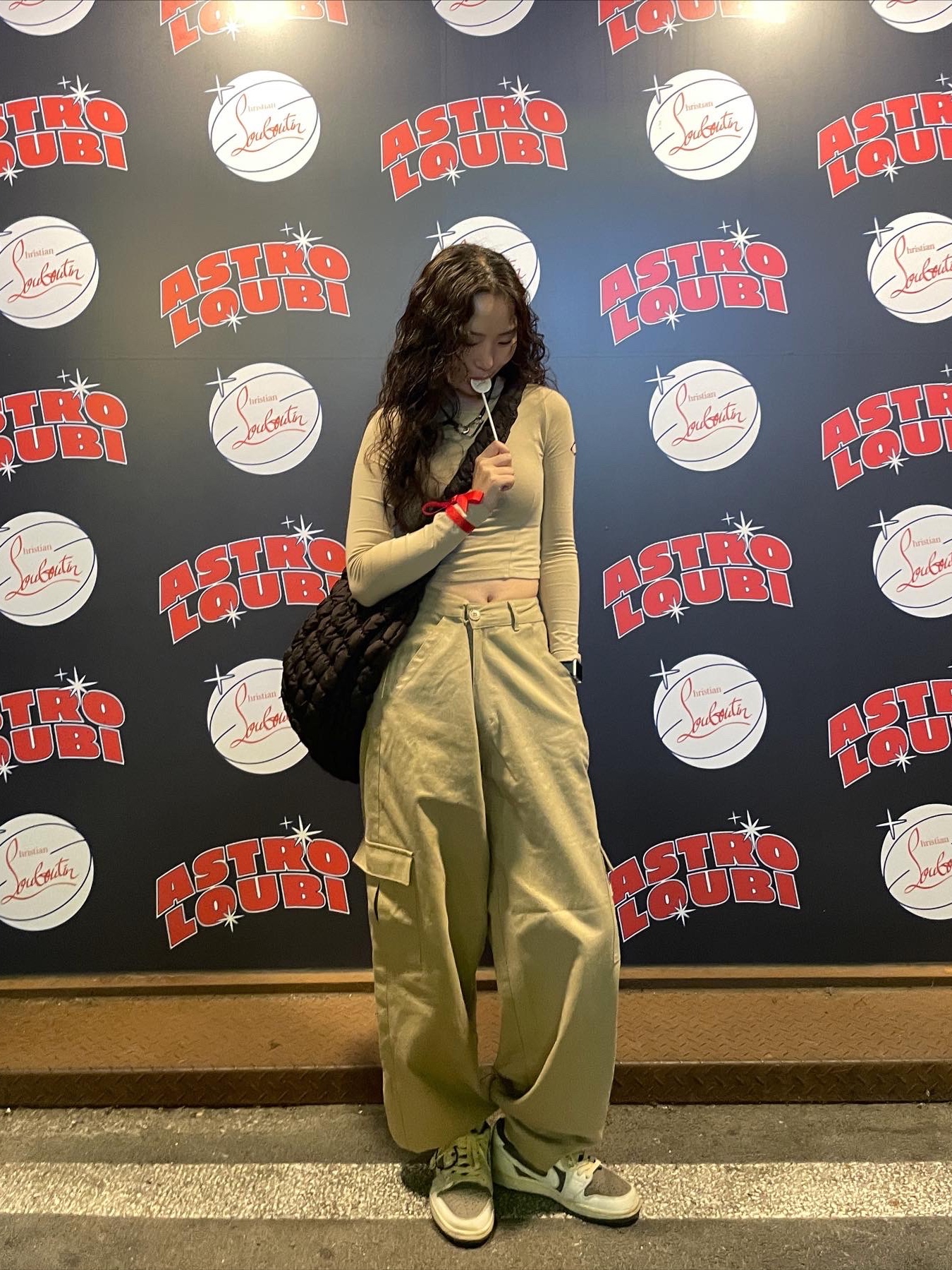 Jordan 1 x Travis Scott Retro Low OG SP Sail and Ridgerock, COS Quilted Oversized Shoulder Bag Brown 착용 스타일