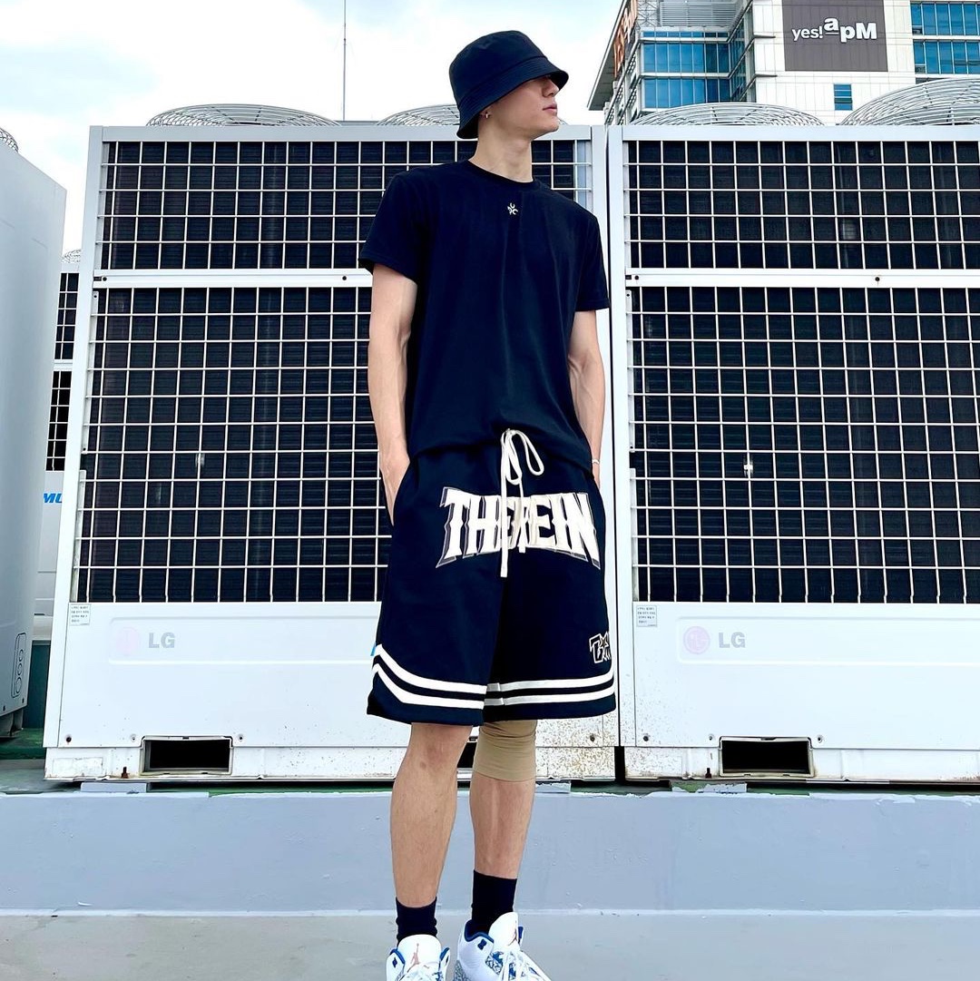 Jordan Jumpman Poolside 7 inch Shorts Black, Dior Small Strap Saddle Bag Black Grained Calfskin Beige & Black Dior Oblique Jacquard 착용 스타일 - 3